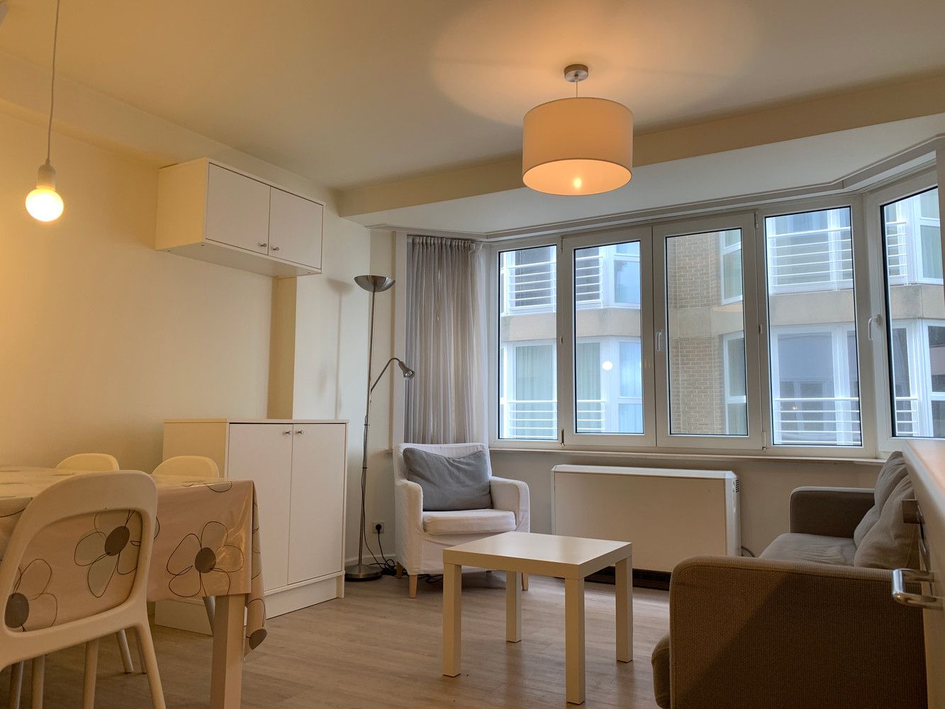 Instapklaar en gemeubeld 2-slaapkamer appartement met zijdelings zeezicht foto 2