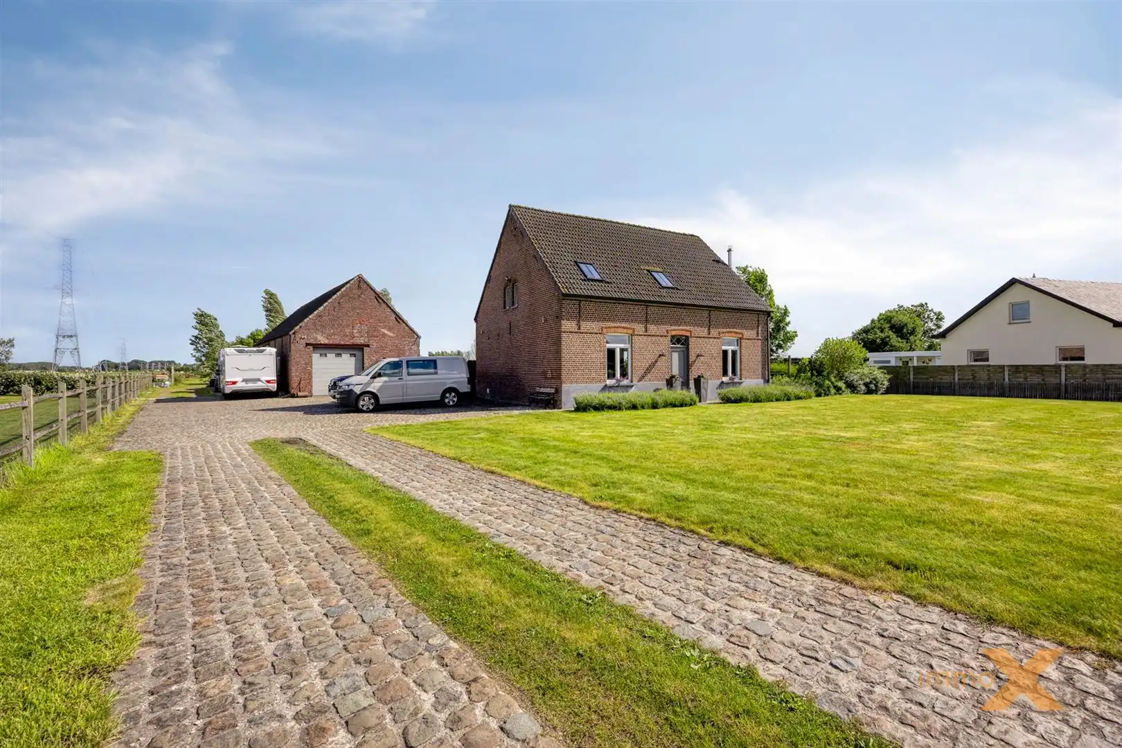 INSTAPKLARE HOEVEWONING MET STALLINGEN EN WEIDEN foto {{pictureIndex}}