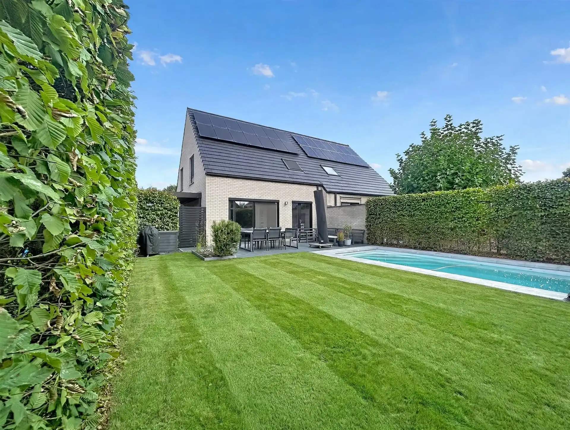 Energiezuinige half open bebouwing met 3 slaapkamers, ingemaakt zwembad en carport  op toplocatie  foto 2