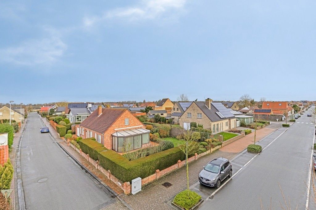 ADINKERKE: Zonnige bungalow/villa op mooie hoekligging met 2 slaapkamers en badkamer op het gelijkvloers, ruime garage en onderhoudsvriendelijke tuin op 633m² grondopp. foto 24
