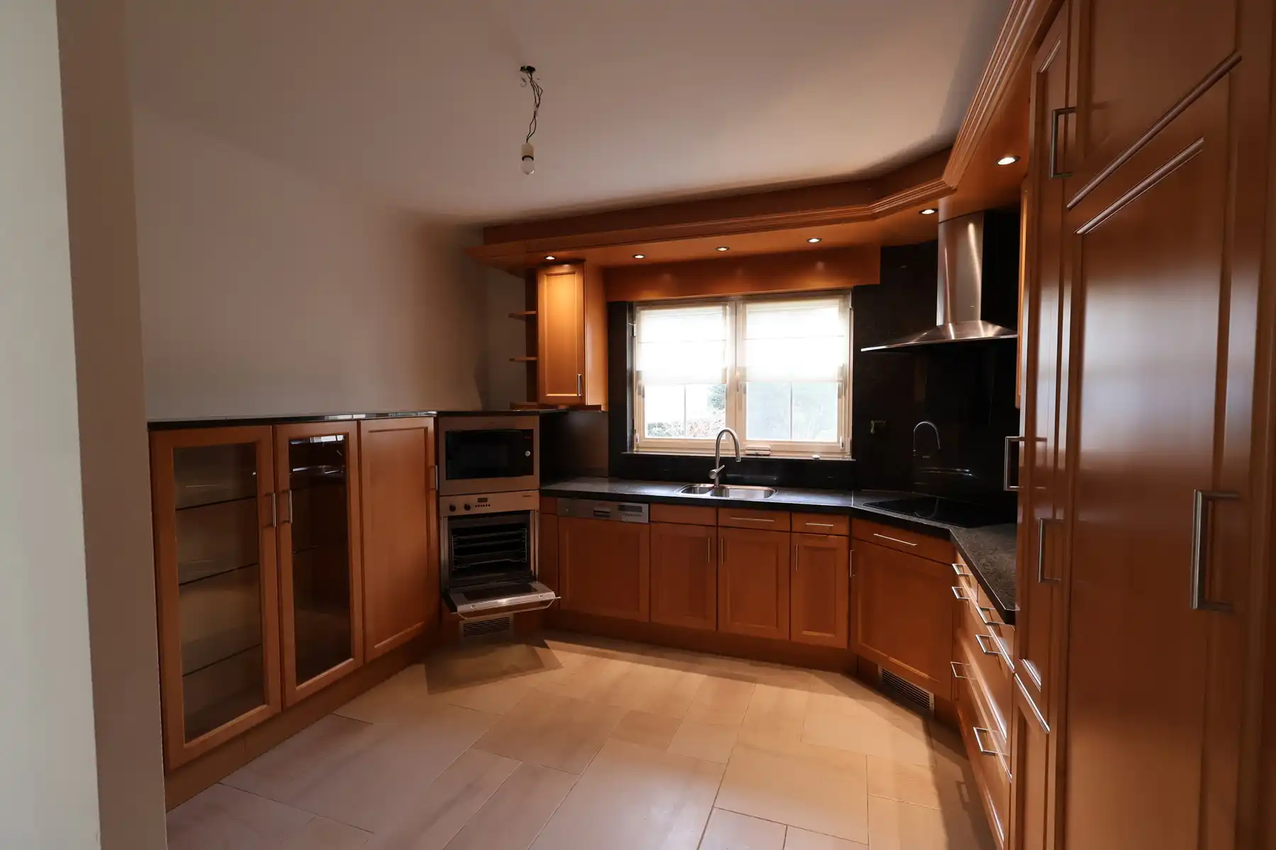 Een ruime gezinswoning met 3 slaapkamers op een perceel van 784m². foto 6