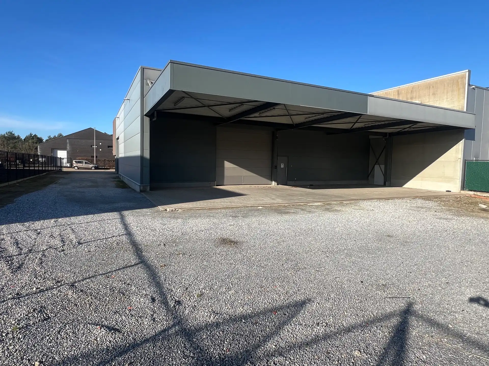 MULTIFUNCTIONEEL BEDRIJFSGEBOUW MET APPARTEMENT EN BUITENTERREIN foto 3