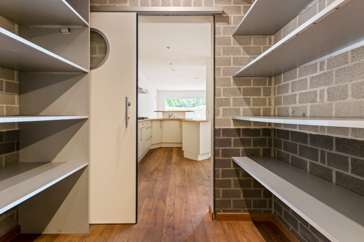 Ruime, instapklare woning met 3 slpk., dubbele garage en tuin foto 10