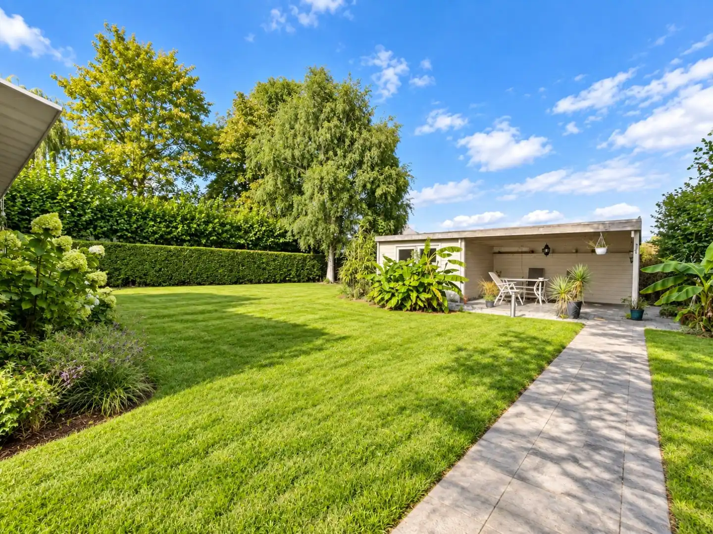 Ruime bungalow met tuin en 2 garages foto 6