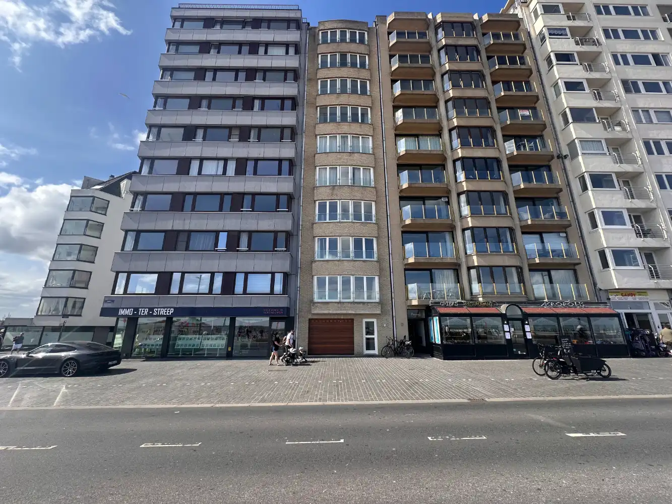 Dubbele garage op uitstekende ligging foto {{pictureIndex}}