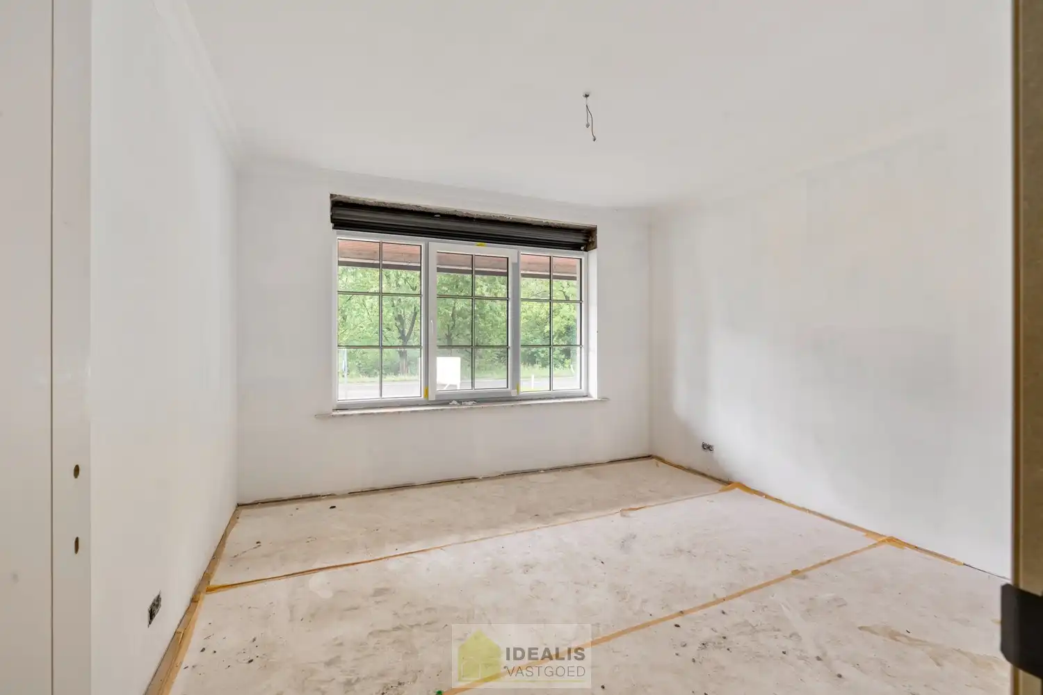 KNAPPE GROTENDEELS GERENOVEERDE EENGEZINSWONING MET EEN HEERLIJK LICHTRIJKE WOONKAMER MET OPEN KEUKEN, AANSLUITEND VERANDA MET ZICHT OP DE ZEER RUIME TUIN (+-2700M²!), 3 SLAAPKAMERS, RUIMTELIJKE BADKAMER VOORZIEN VAN BAD EN INLOOPDOUCHE EN DE WONING IS VOLLEDIG ONDERKELDERD! EEN HEERLIJK RUIME BUNGALOW DIE NOG VOLLEDIG NAAR EIGEN SMAAK AFGEWERKT KAN WORDEN! Een aangename woning met een bewoonbare oppervlakte van +- 205m² op een perceel van +- 26are98ca (2698m²) op een rustige locatie! Tevens is de woning centraal gelegen t.o.v. het centrum van Peer, Meeuwen (Oudsbergen) en Houthalen-Helchteren en kan men vlot gebruik maken van de Noord-Zuidverbinding (A24). foto 20