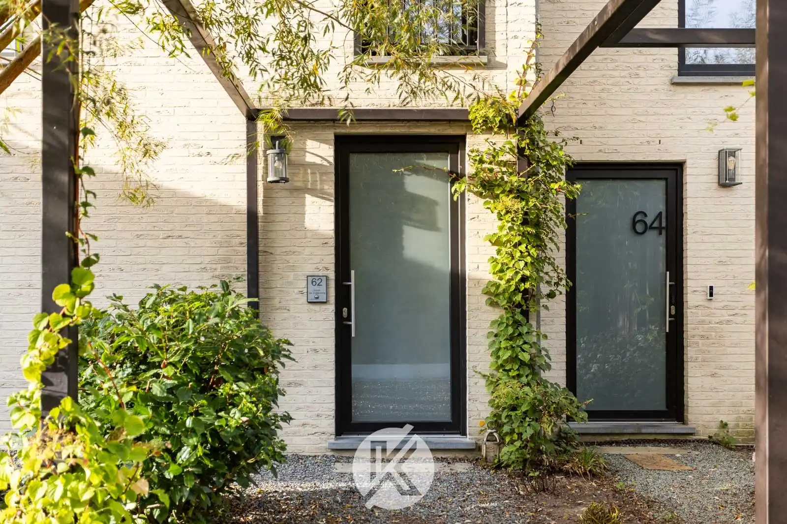 Recente, lichtrijke woning met carport foto 3