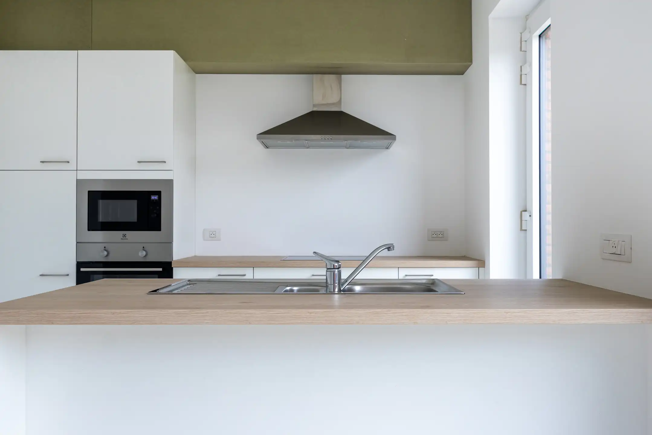 Halfopen woning met ruime tuin op rustige locatie foto 10