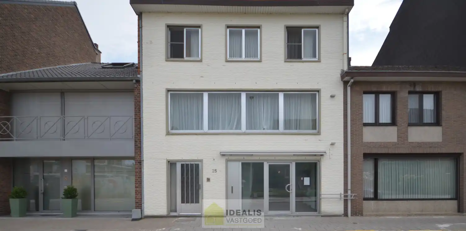 IDEALIS VASTGOED - Handelspand van +-185m² op een gunstige commerciële locatie, de Peltanusstraat te Pelt (Overpelt) met ruim voldoende parkeergelegenheid in de omgeving. foto 2