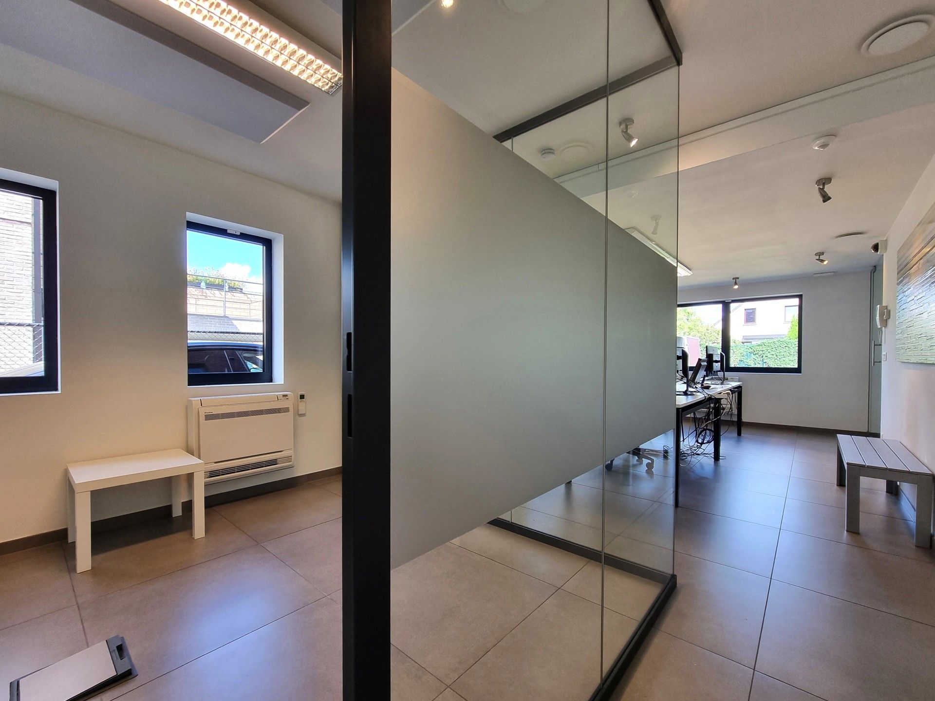 Handelsgelijkvloers met triplex-appartement in het hartje van Pamel foto 5