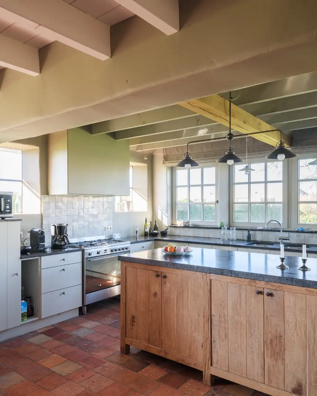 Karaktervolle hoeve met 5 slaapkamers en 4 badkamers, discreet gelegen op de tweede bouwlijn in een groene omgeving. foto 8