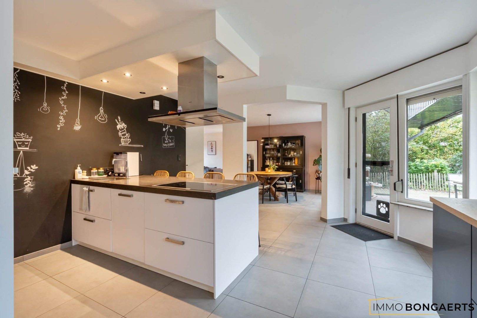 Ruime woning met 5 slaapkamers foto 9