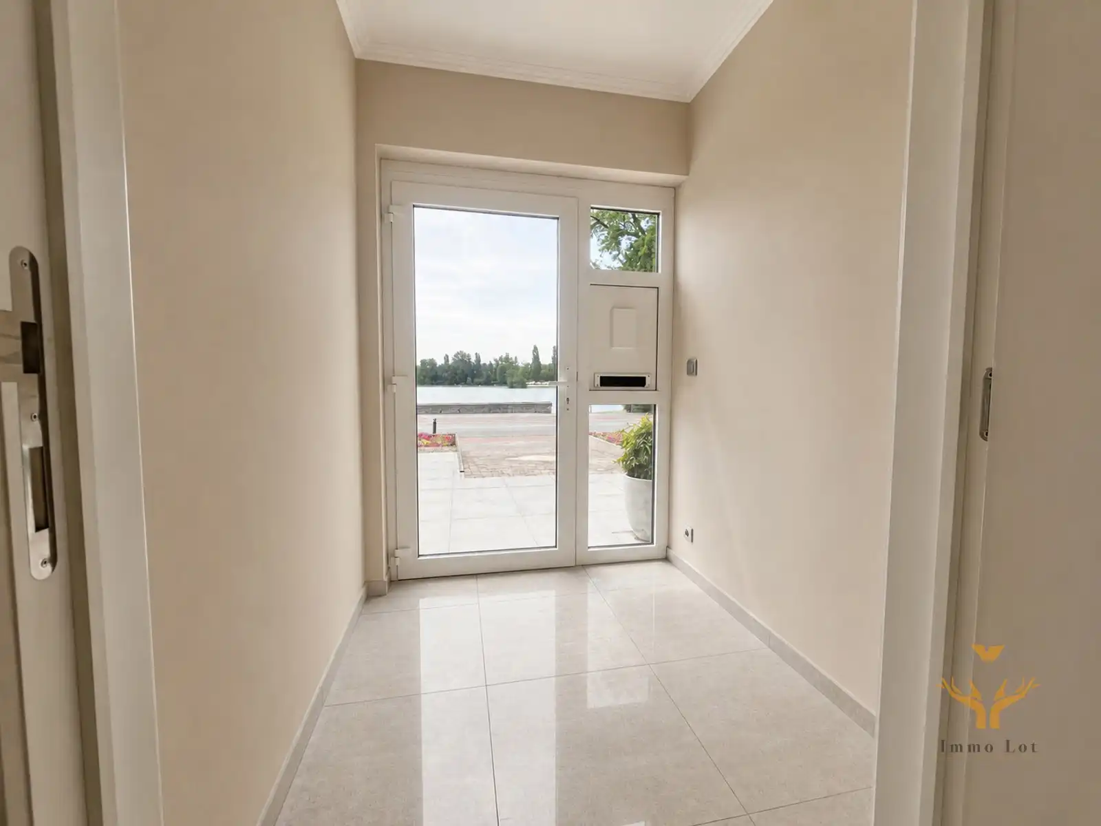 Luxueus, vernieuwd appartement met uniek zicht op Donkmeer foto 17