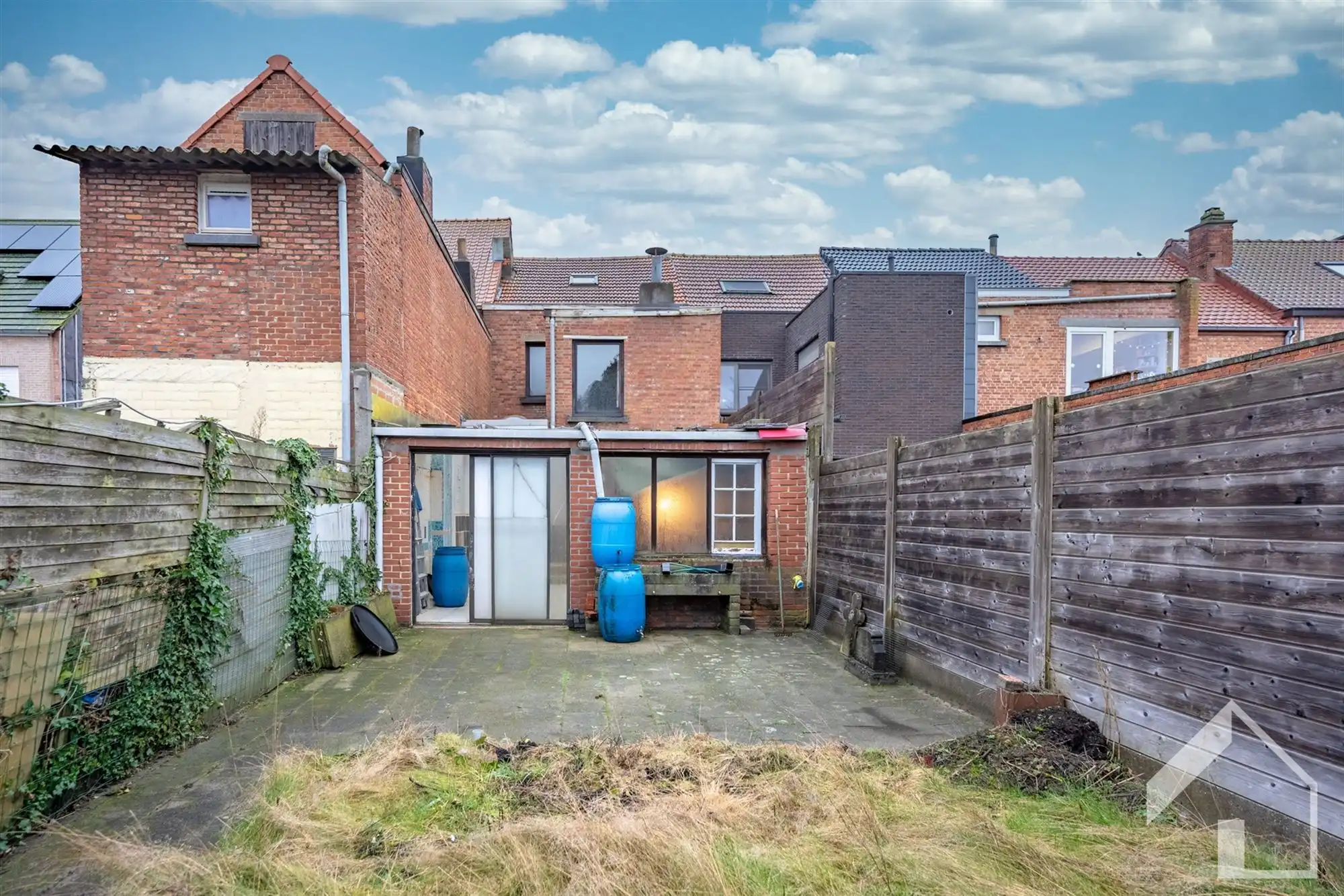 Te renoveren woning met veel potentieel foto 10