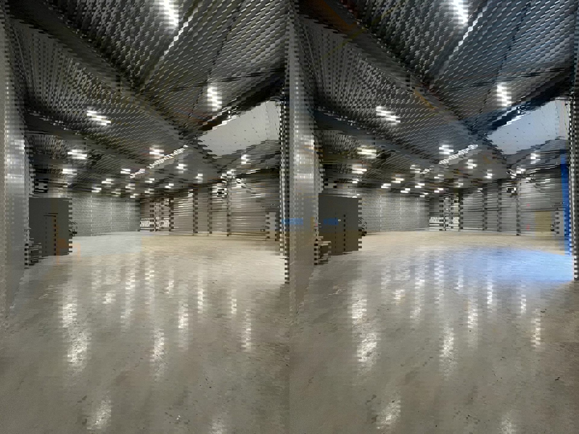 CENTRAAL GELEGEN MAGAZIJN VAN 300M² foto 9