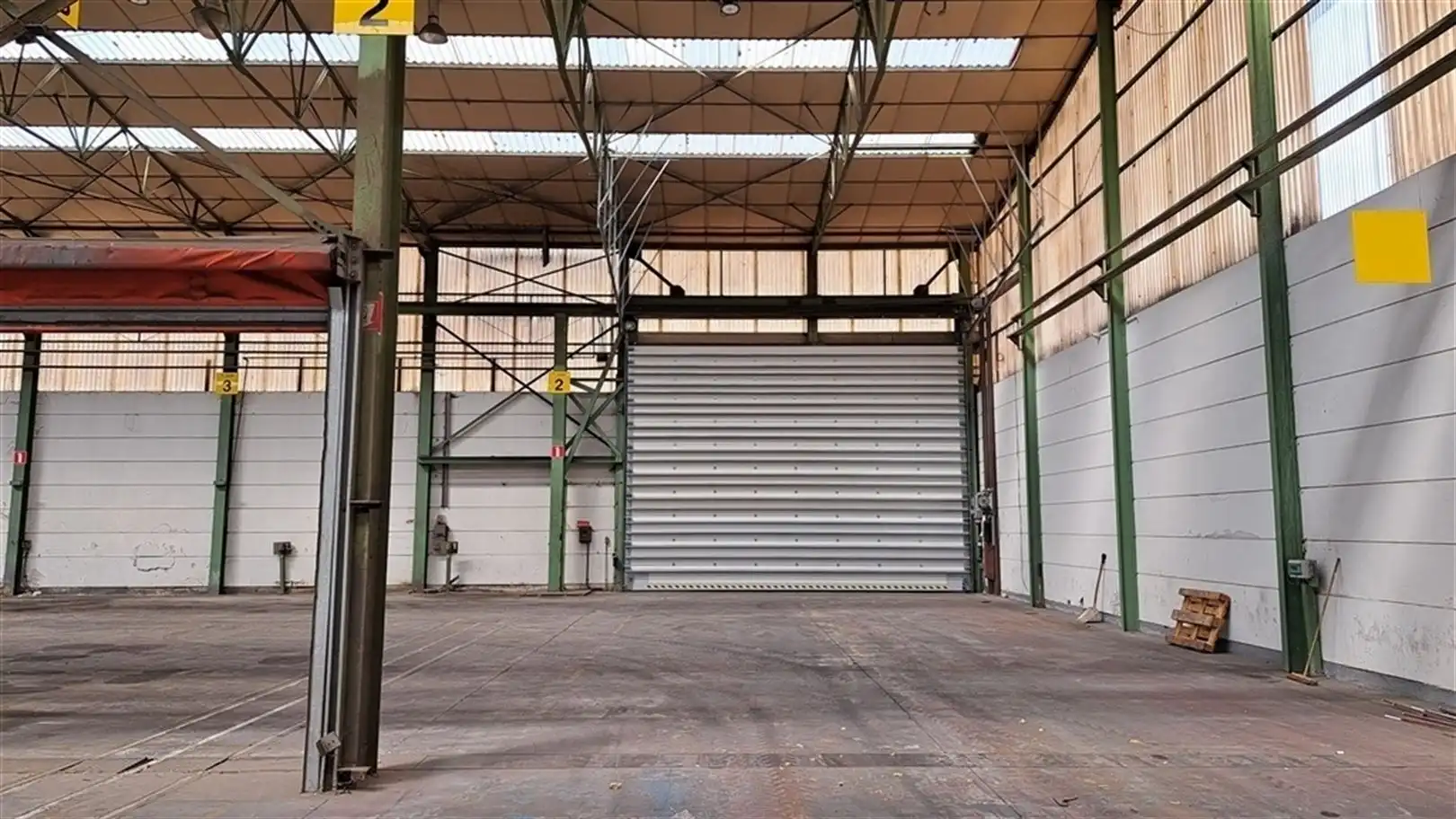 Semi-industrieel bedrijfsgebouw met laad-en loskades en rolbruggen foto 11