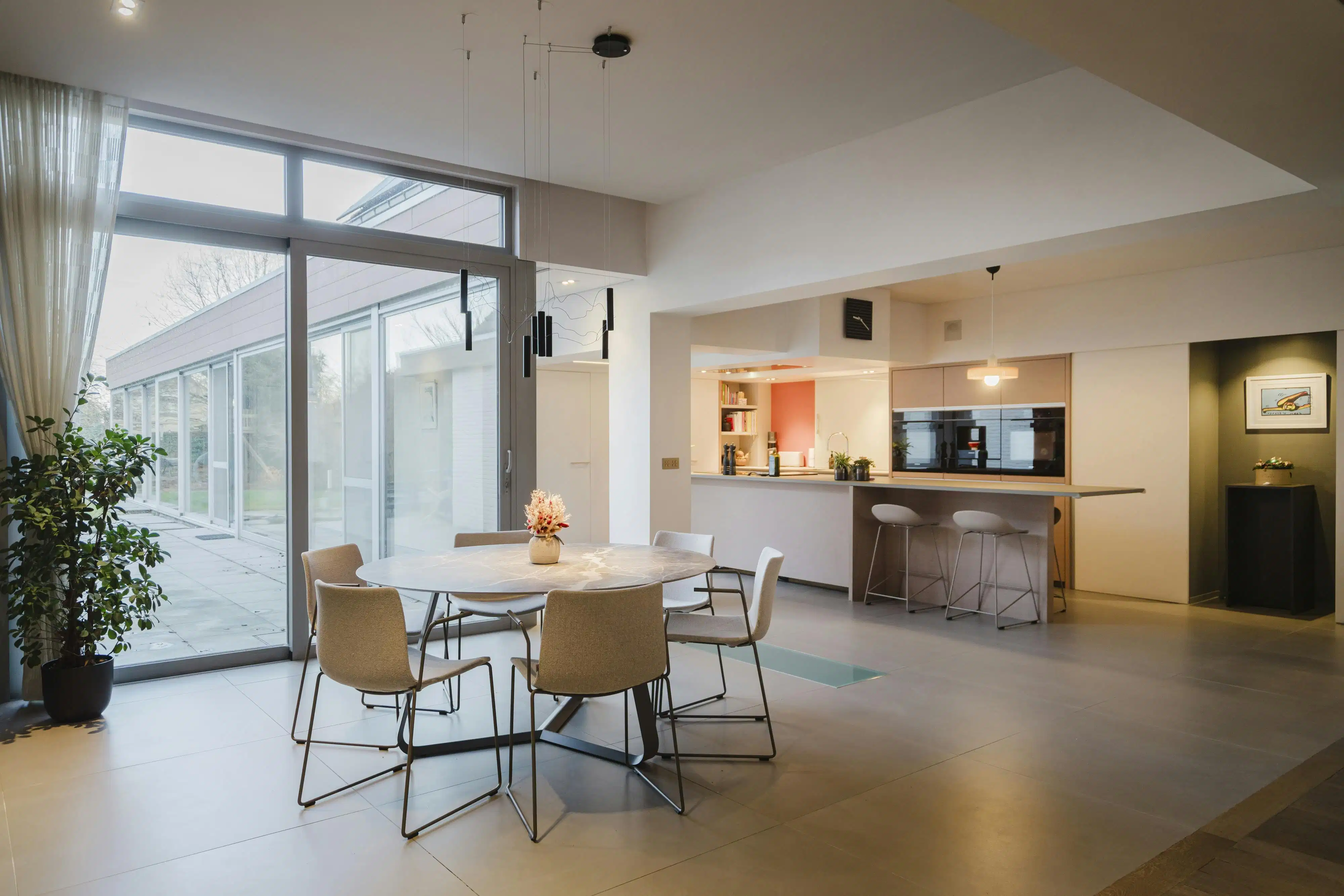 Gerenoveerde burgerwoning met 5 kamers te koop Beveren-Leie foto {{pictureIndex}}