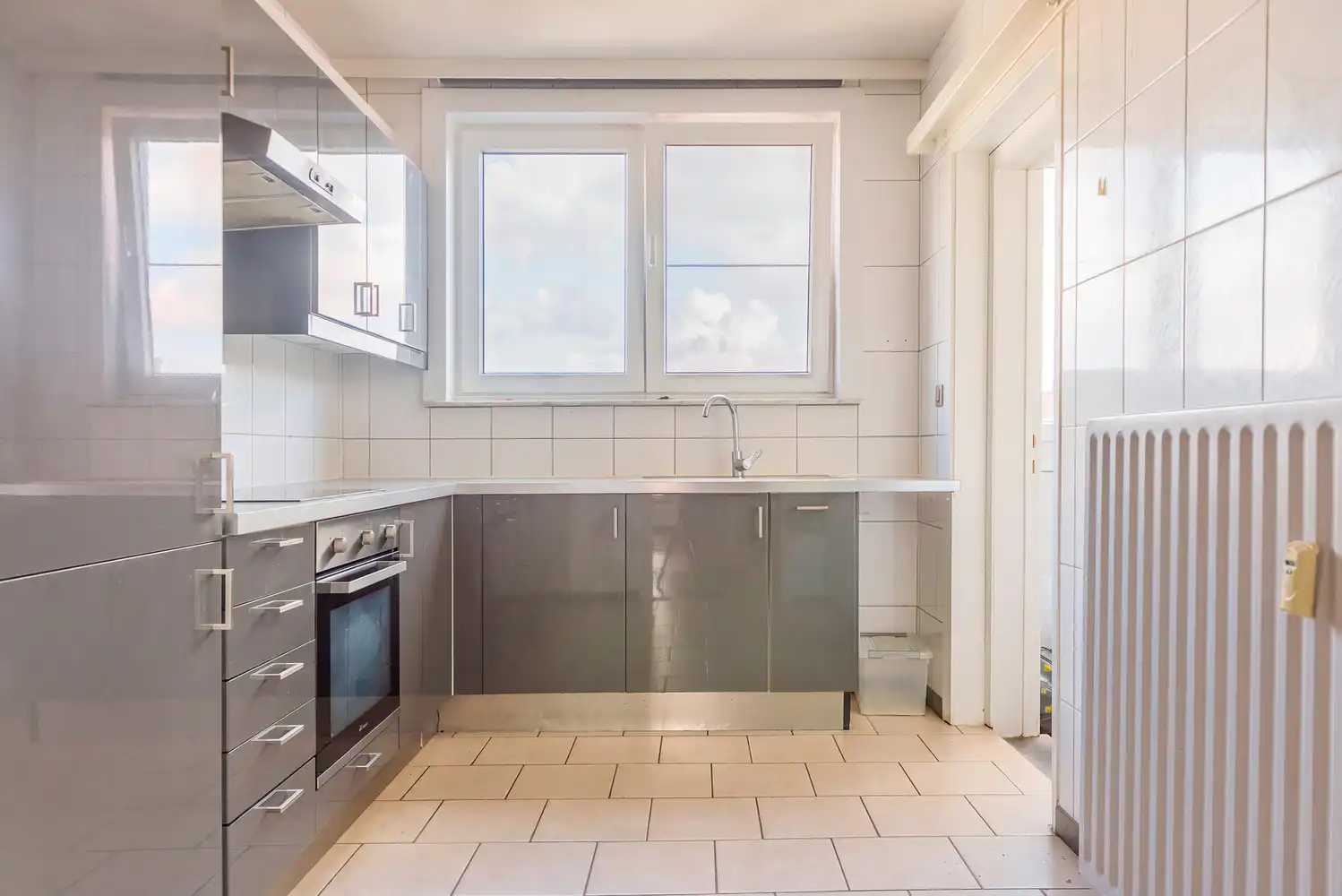 Ruim en instapklaar appartement met 2 slaapkamers, garage en centrale ligging in Tessenderlo foto 2