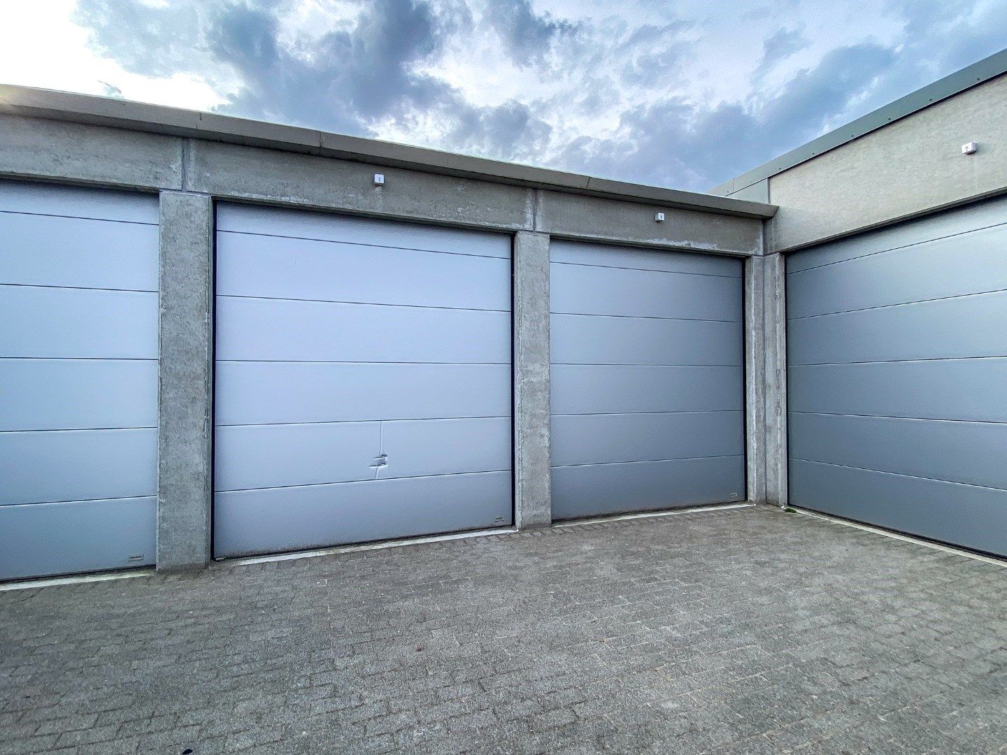 Bovengrondse dubbele garage / opslagruimte te huur in Diksmuide. foto 5