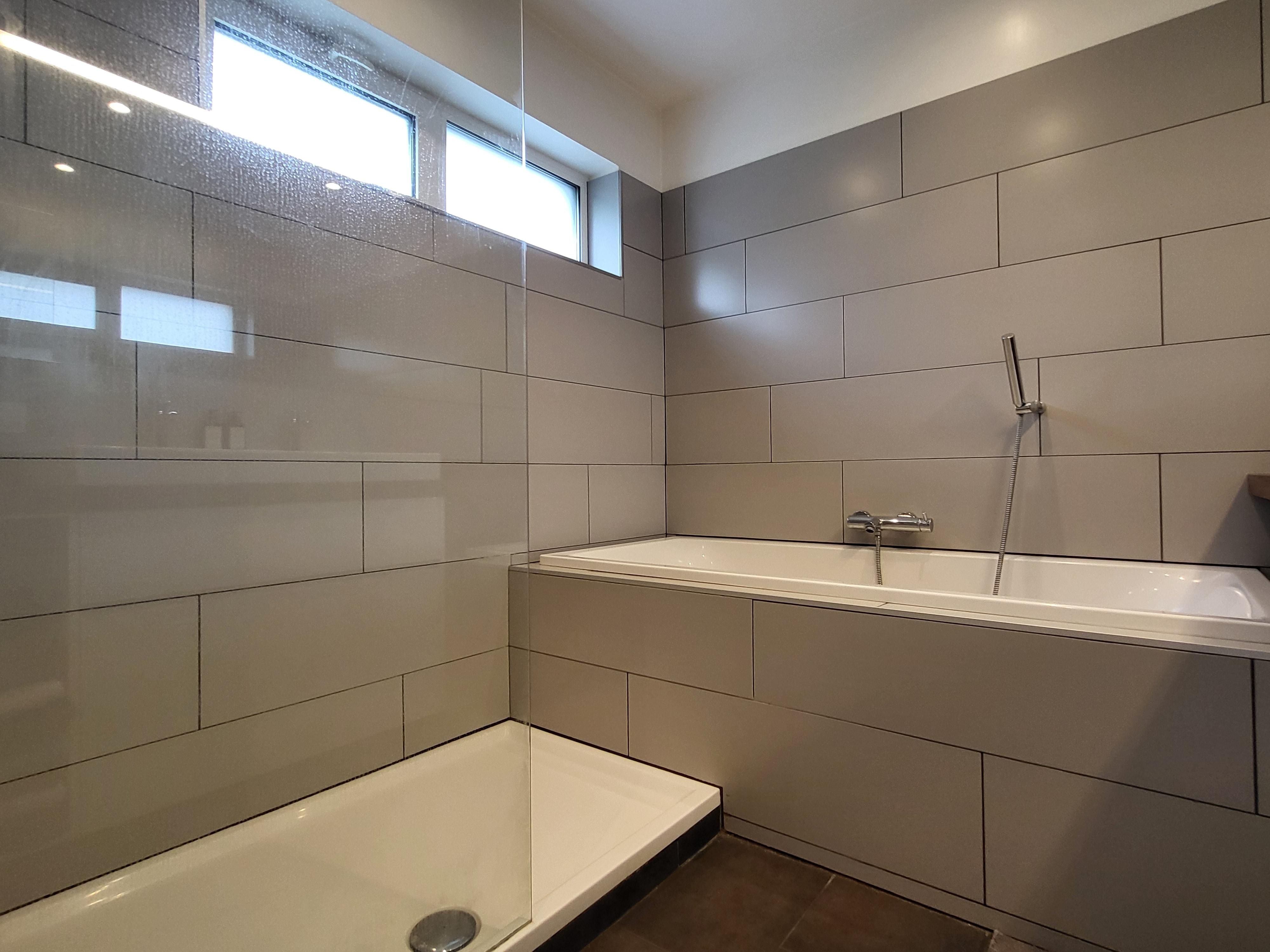 Prachtig gerenoveerde woning in 2015 op 428m² met zonnepanelen, zonnige tuin en 2 garages.  foto 25