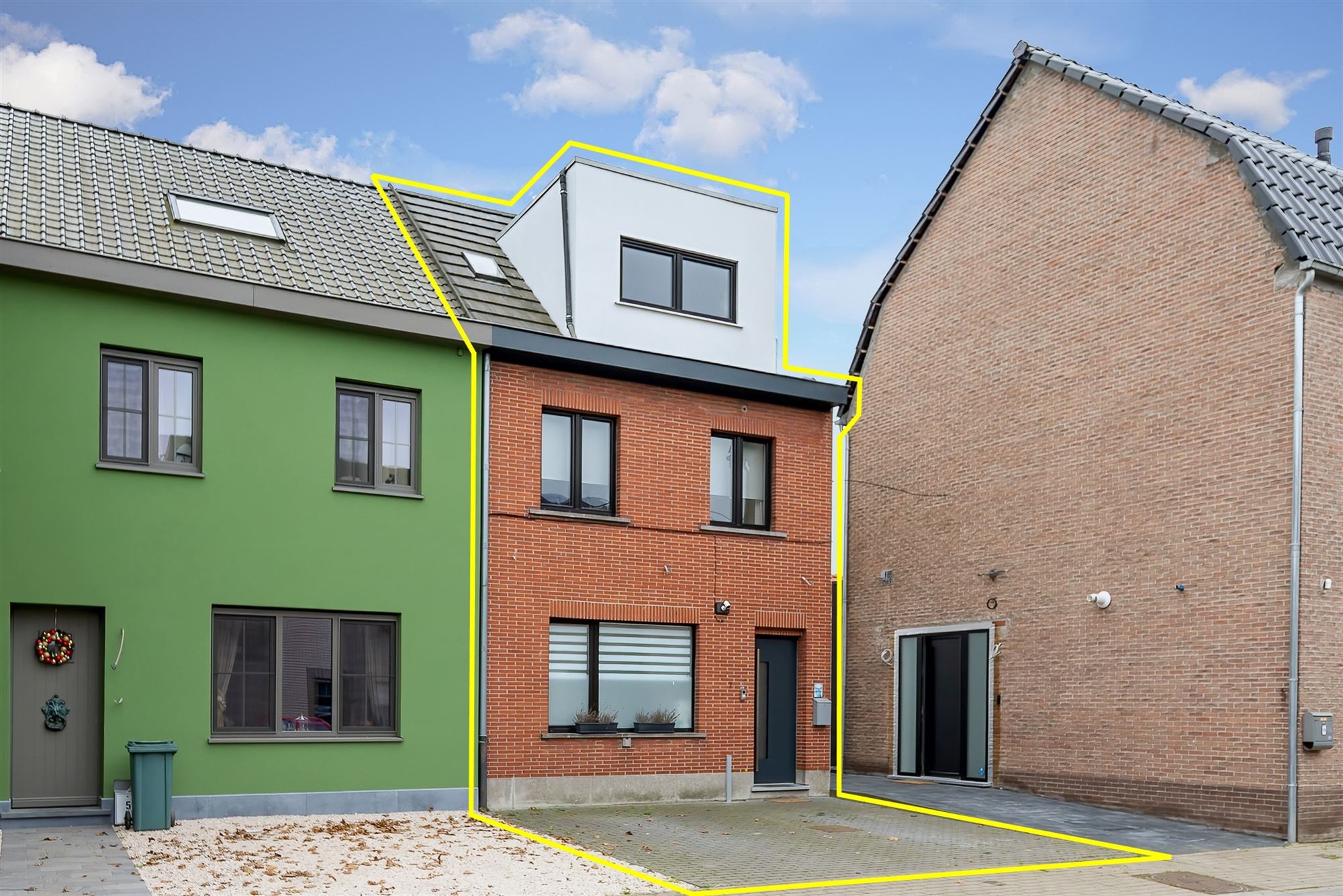 Prachtig gerenoveerde woning met 4 slaapkamers en tuin foto {{pictureIndex}}