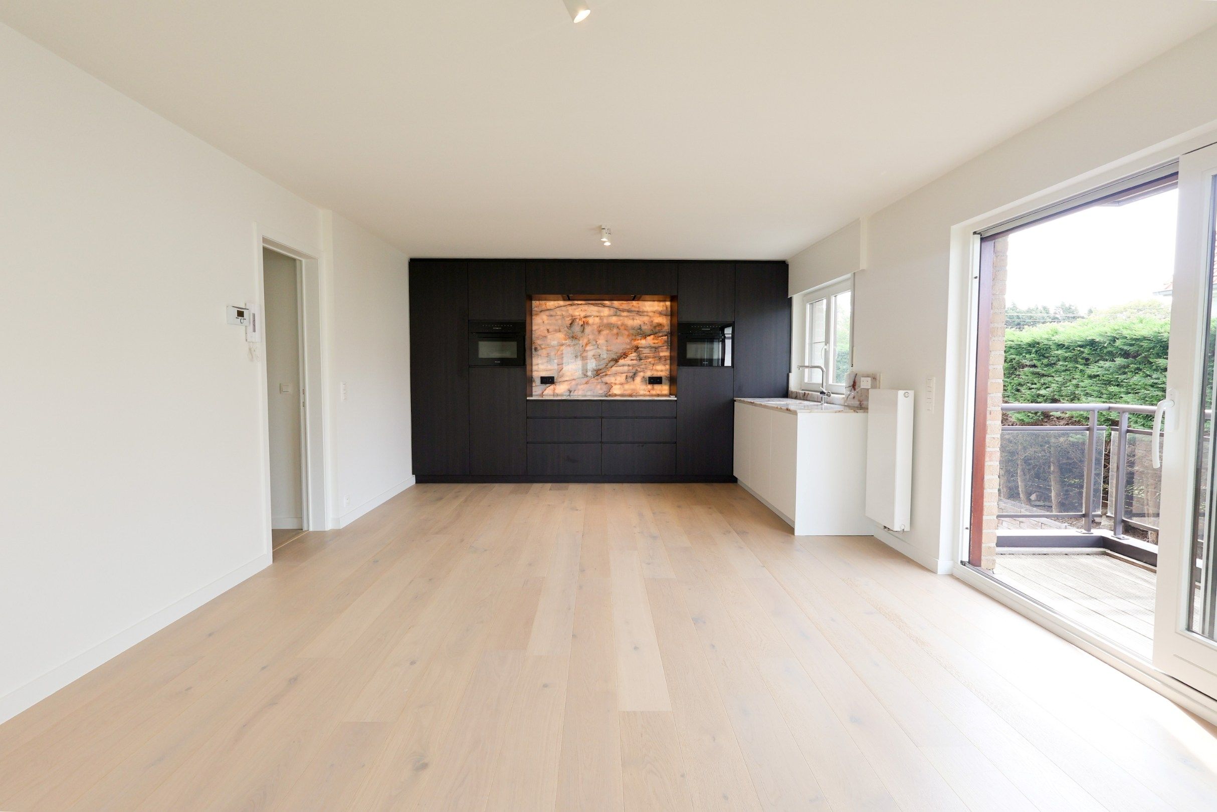 Gerenoveerd appartement met terras én garagebox vlak bij het strand van Sint-André Oostduinkerke foto 4