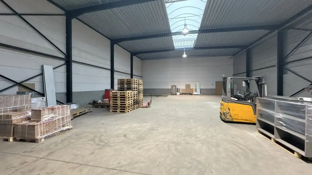 Loods met laadkade en kantoor te huur in Mechelen-Noord I foto 3