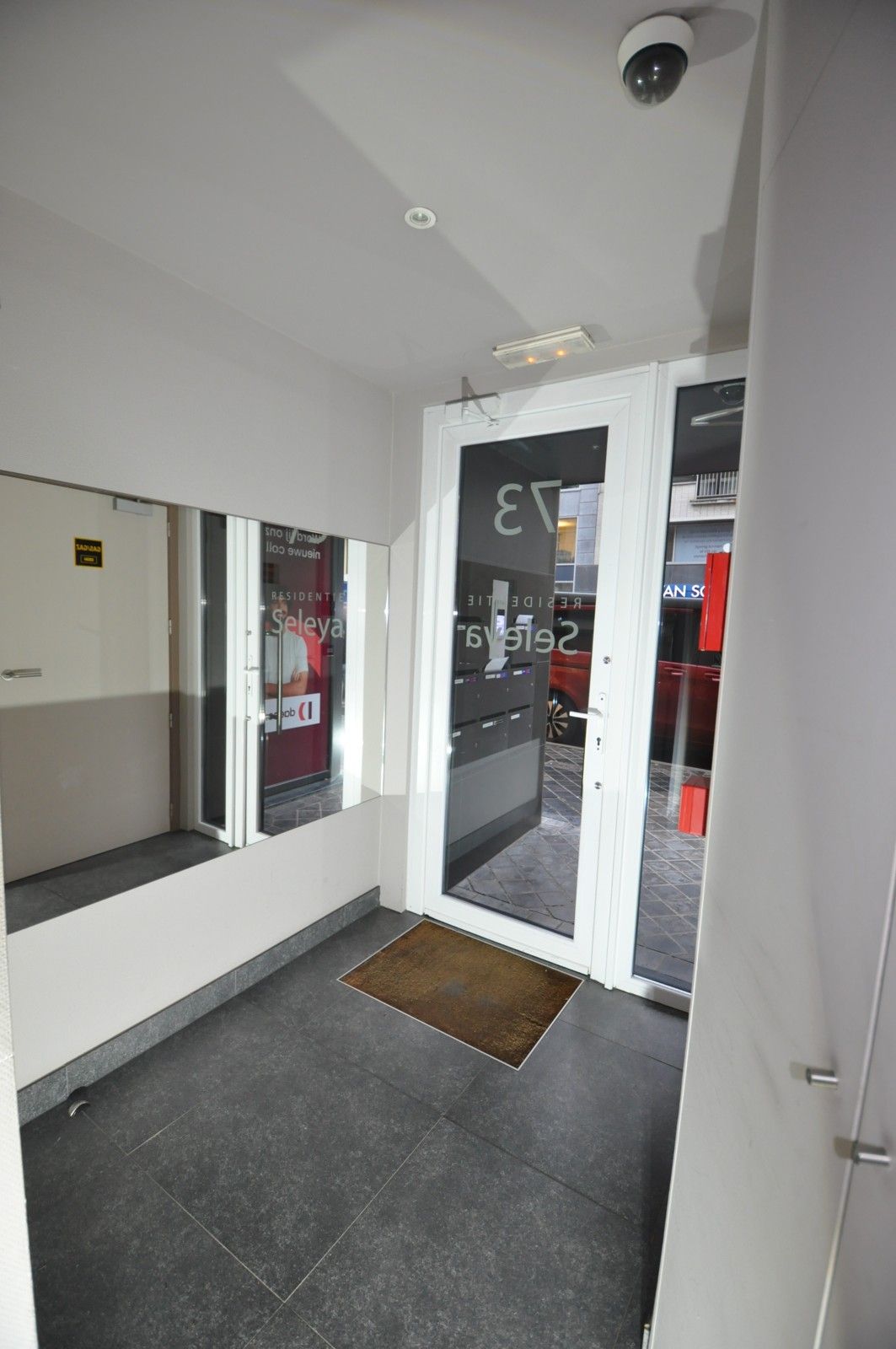 Instapklaar recent appartement met terras op een  centrale ligging foto 24