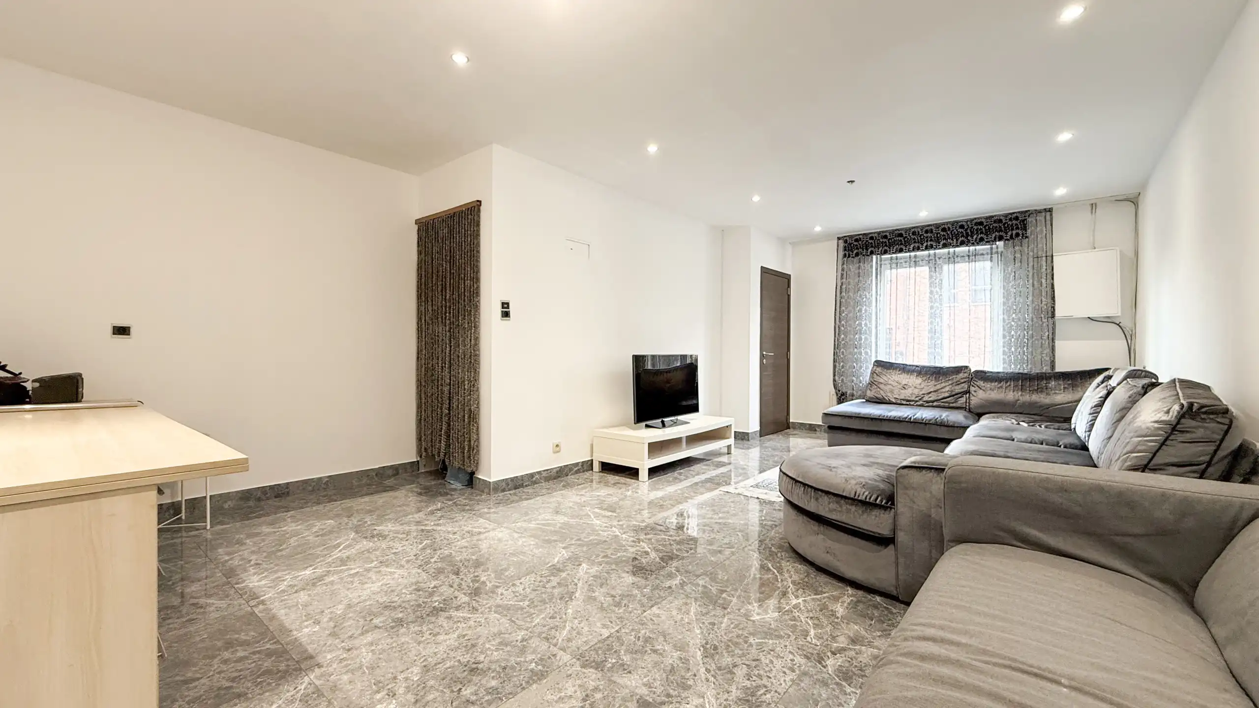 Instapklare vernieuwde woning van 170m² met 3slpks! foto 4