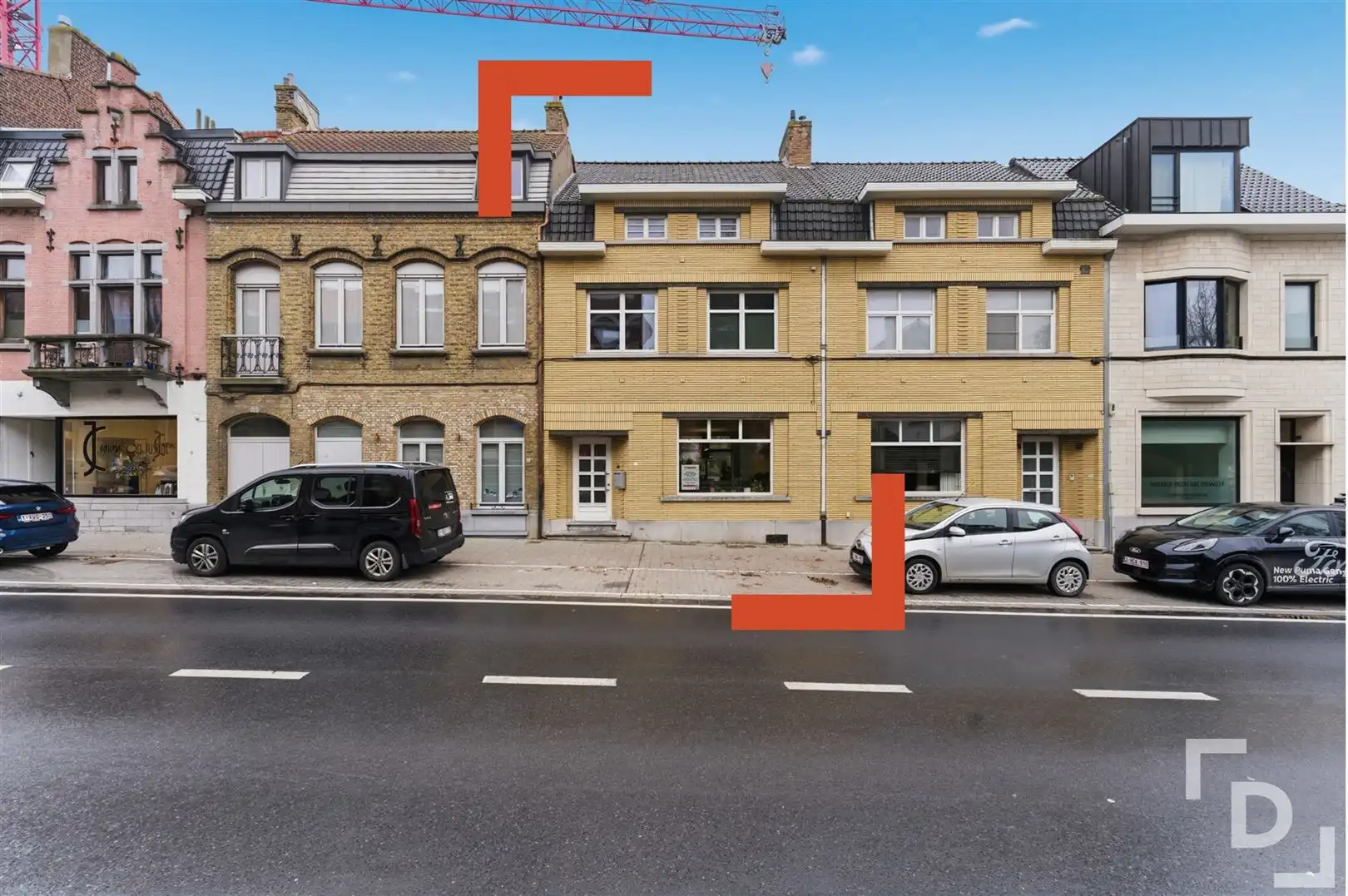 Gerenoveerde woning met huislift op toplocatie in Ieper. foto {{pictureIndex}}