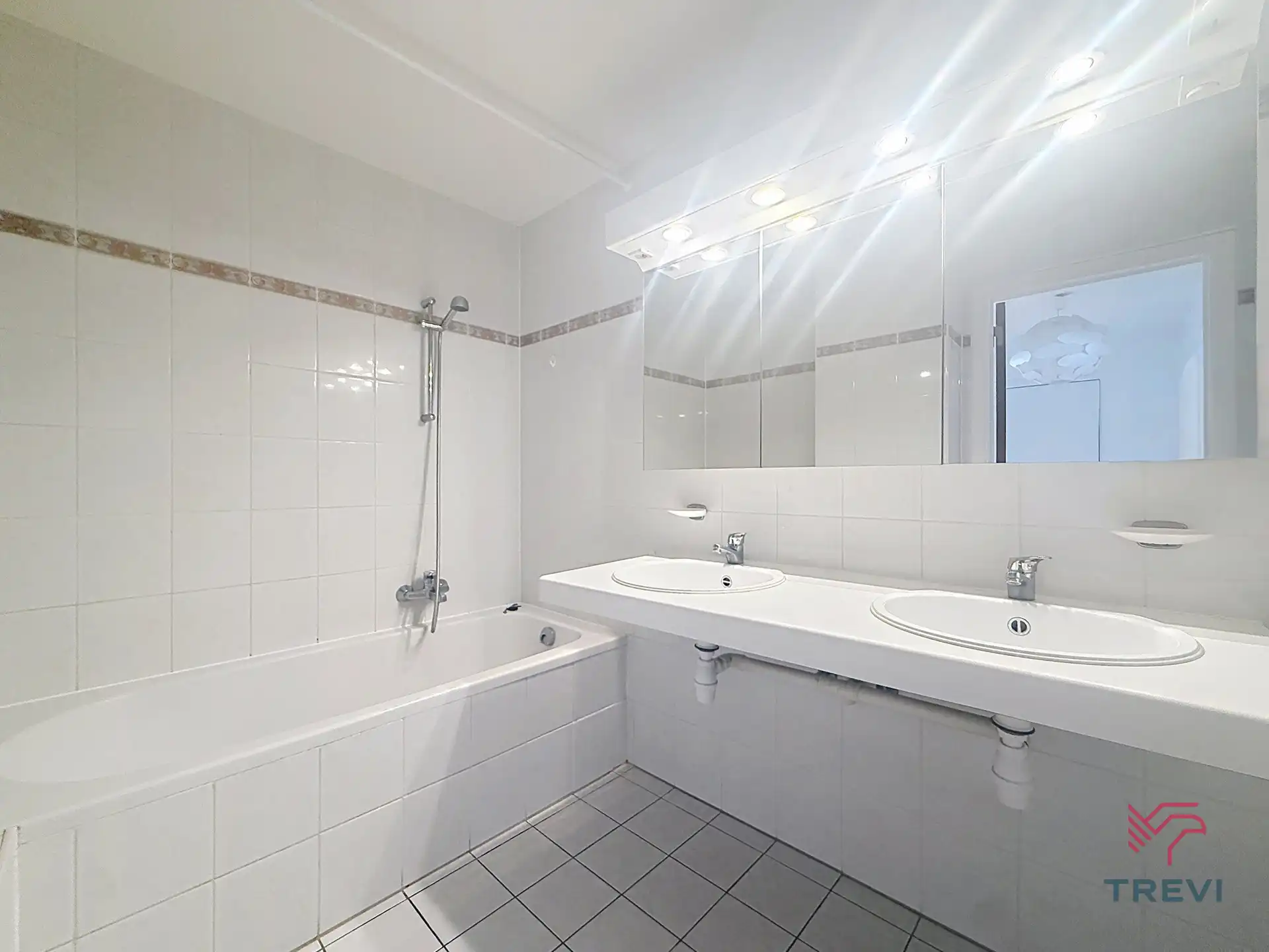 Ruim appartement met 2 slaapkamers + kelder en garagebox foto 10