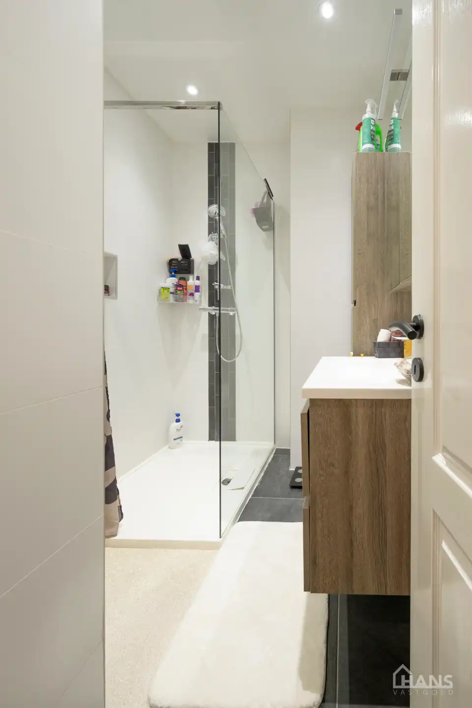 Instapklaar appartement met garage. foto 8
