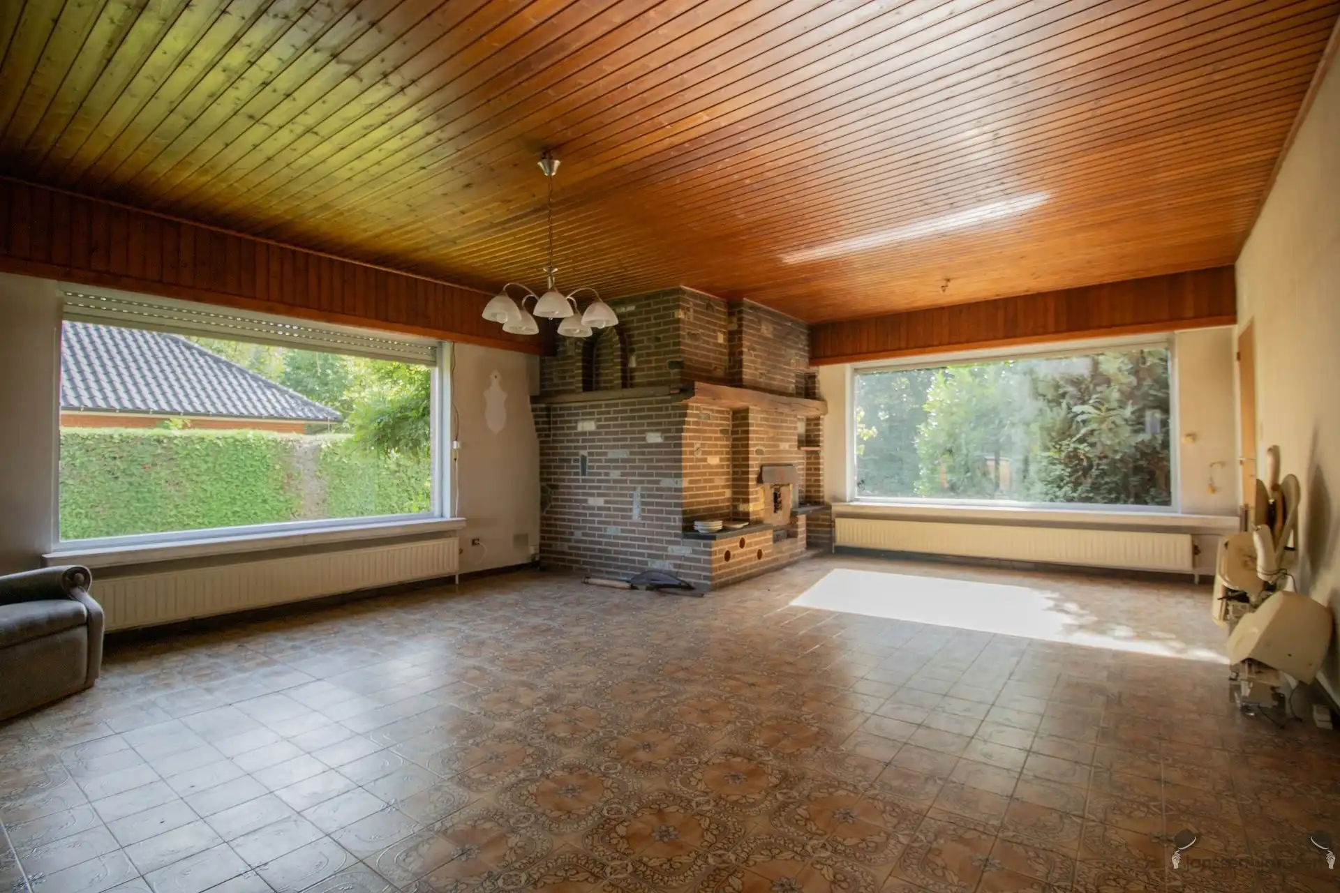 Rustig gelegen te renoveren woning met 5 slaapkamers, ruime garage op 3.990 m² foto 4