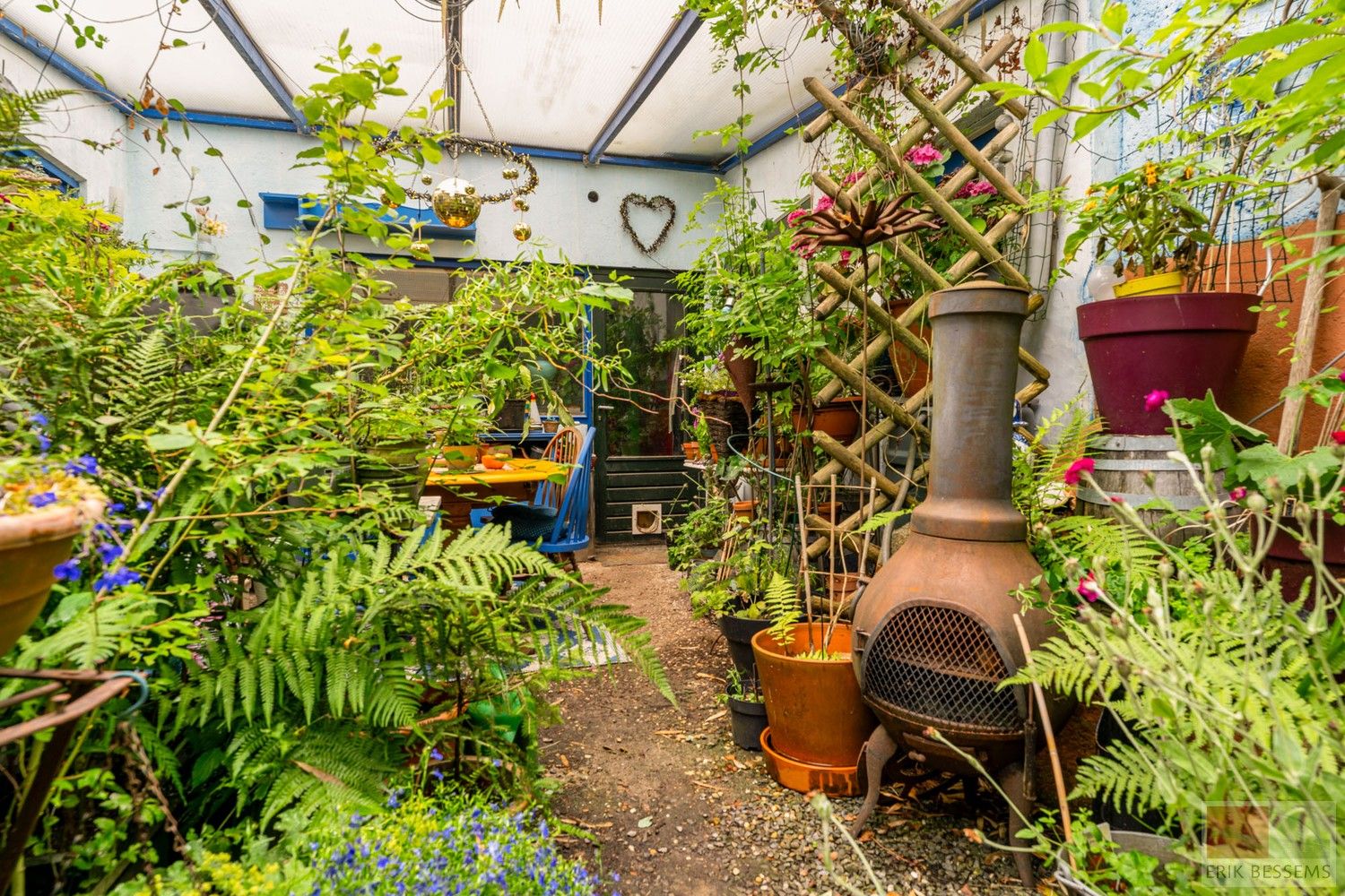 Unieke gesloten bebouwing met veel potentieel, deze ruime woning biedt een indrukwekkende woonoppervlakte van 306 m² foto 27
