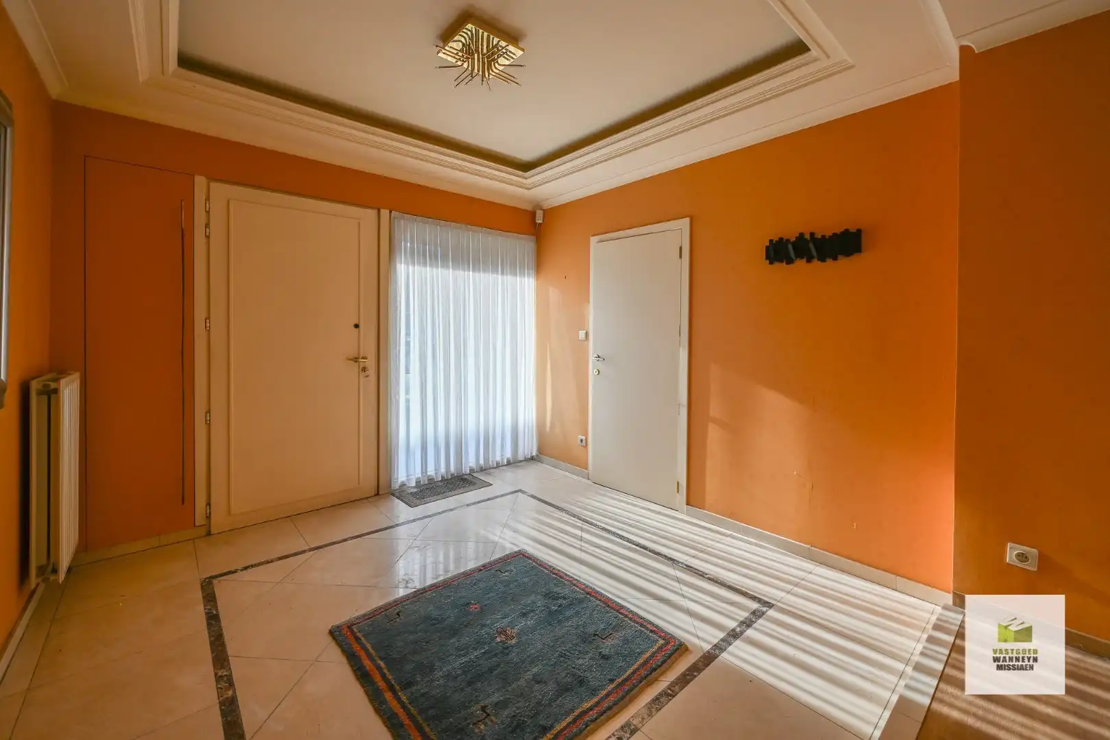 Ruime te renoveren gezinswoning met grote garage en 4 slaapkamers op 349m2 foto 3