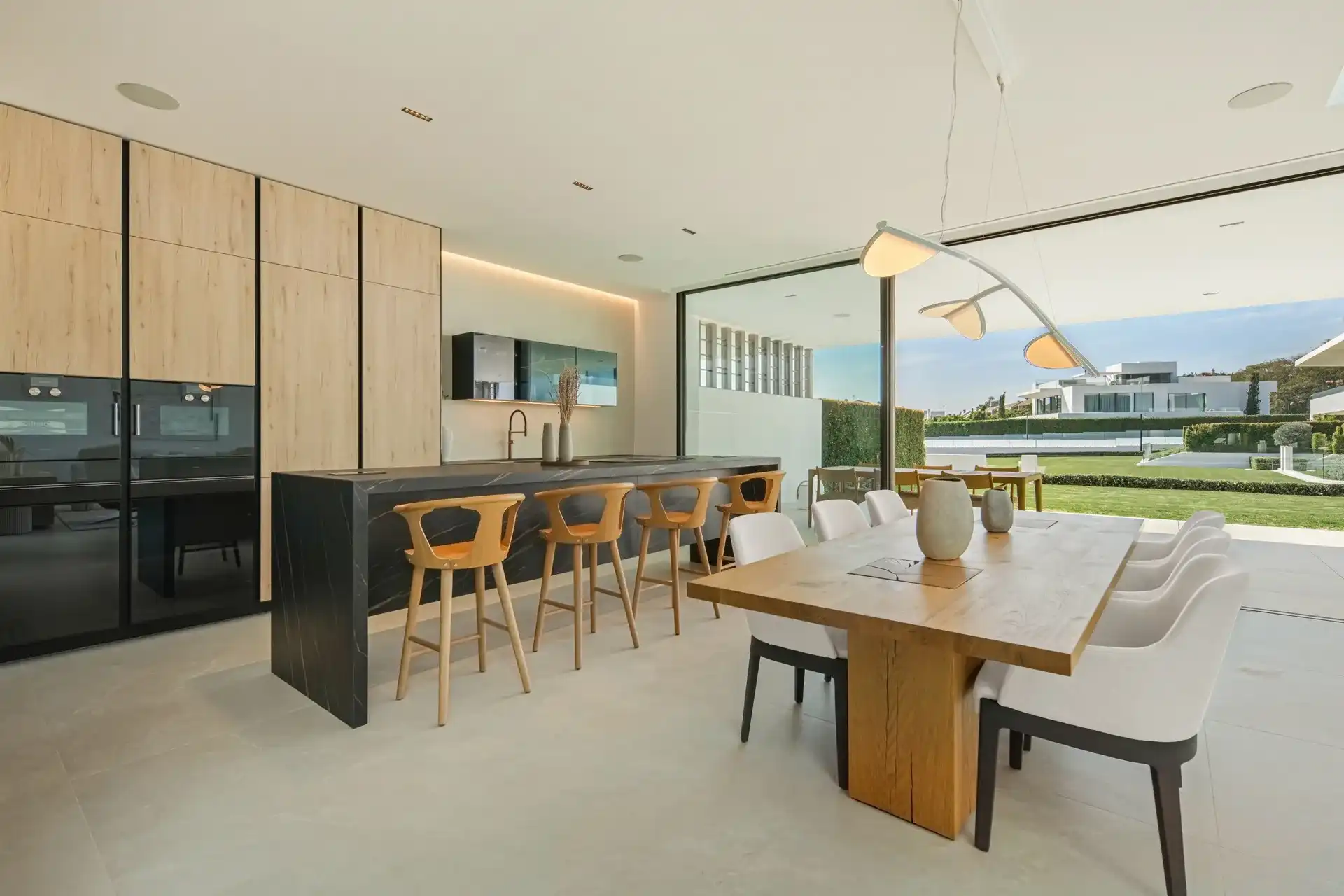 Exclusieve villa met resortgevoel in het meest prestigieuze deel van Marbella foto 10