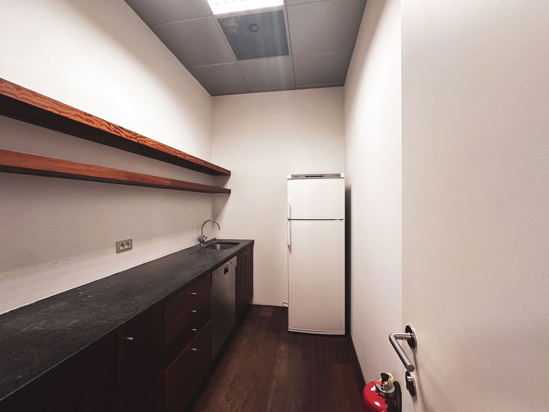 Modern Kantoor met Uitzicht en Strategische Ligging foto 17