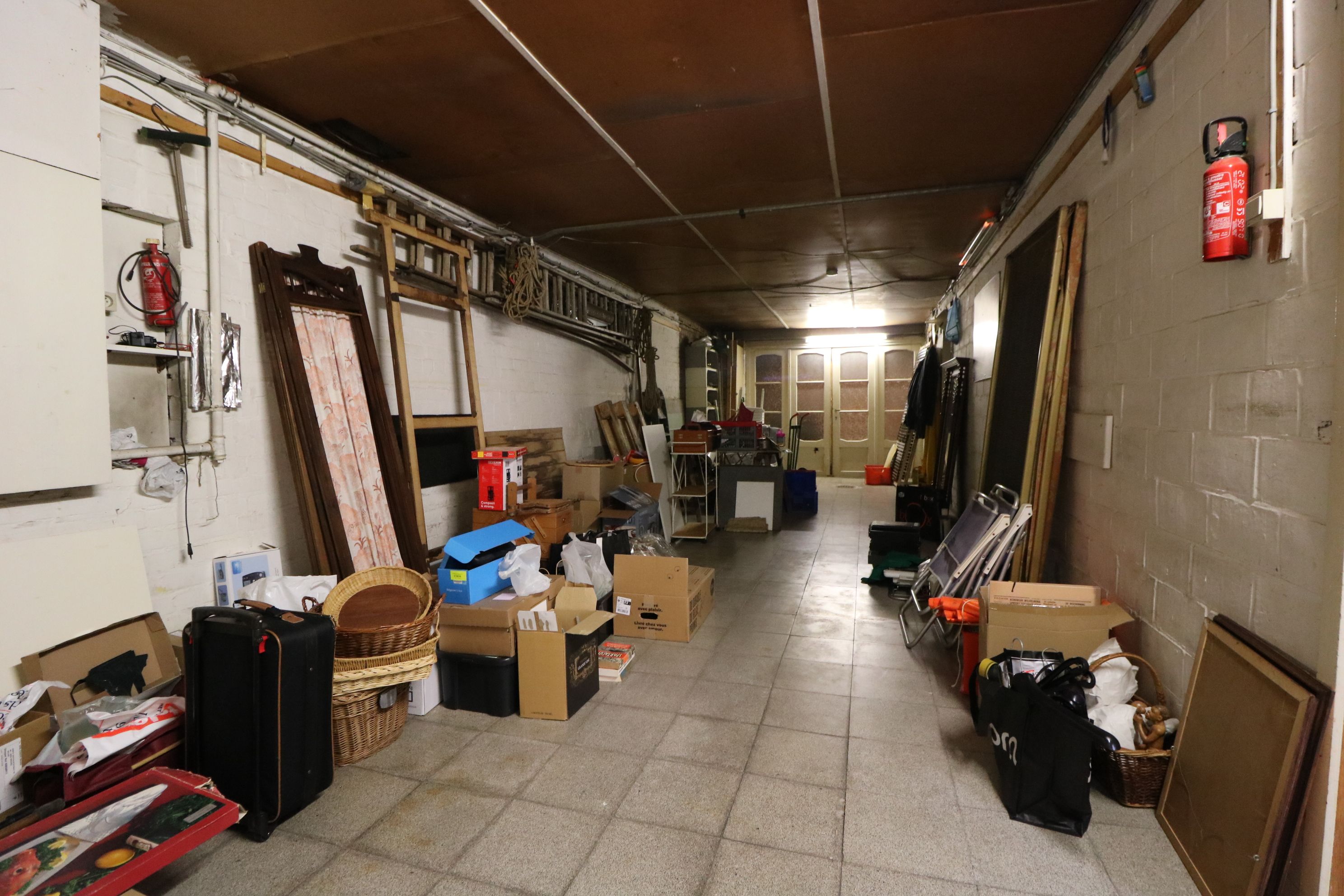  Zeer ruime woning met 5 slaapkamers, garages (8 wagens) en werkplaats. foto 16