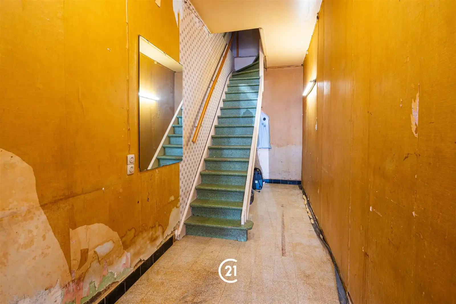 Ruime, te renoveren woning op een strategische ligging foto 13
