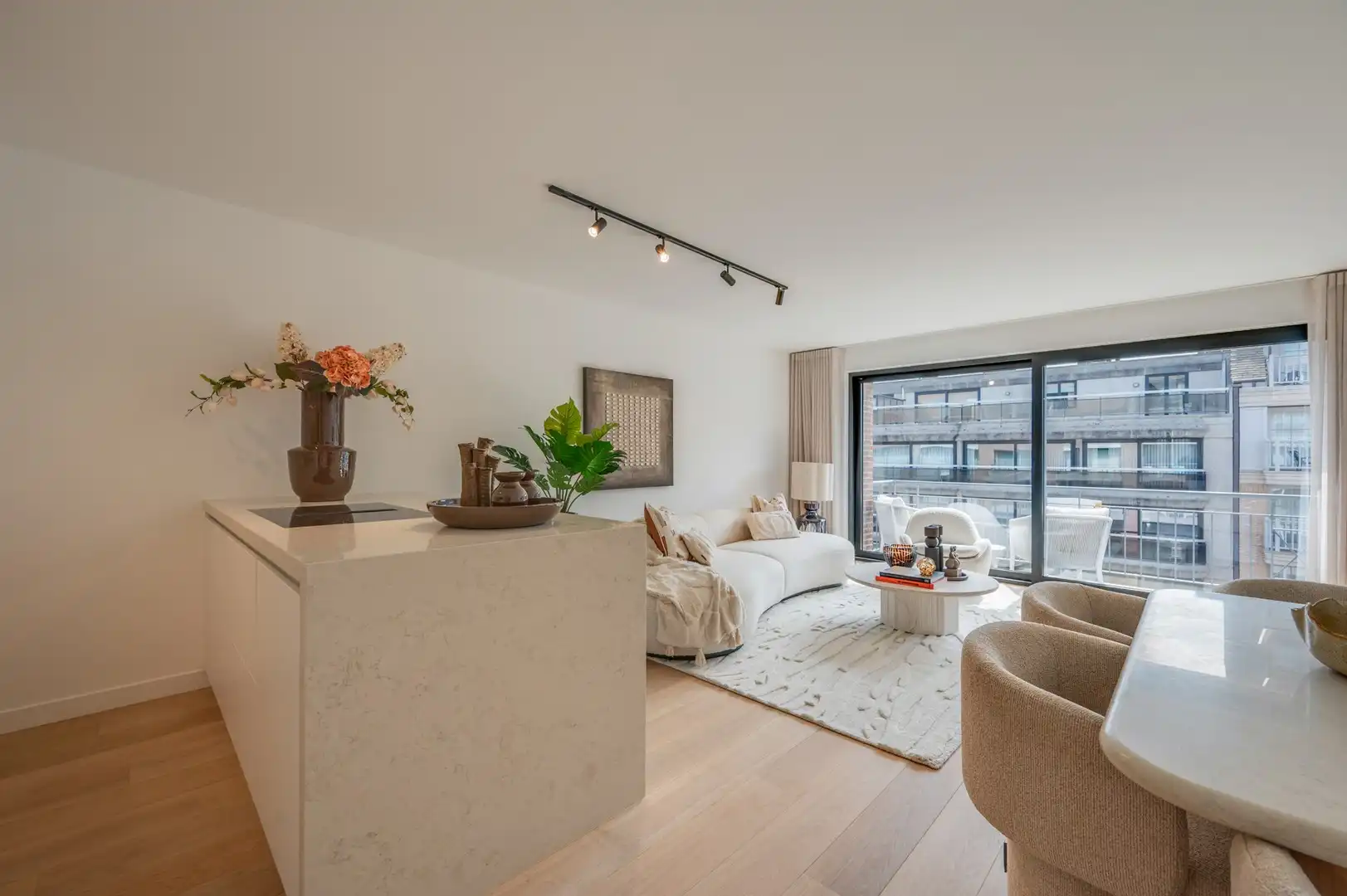 Prachtig en lichtrijk appartement op enkele stappen van de Dumortierlaan. foto 11