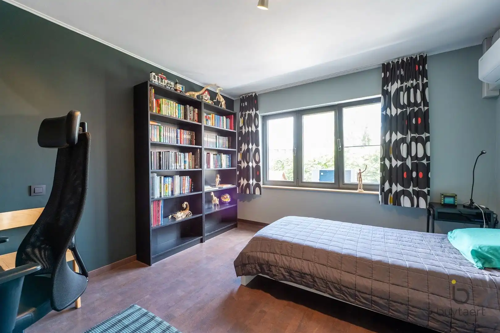 INSTAPKLARE CENTRAAL GELEGEN RIJWONING MET DRIE SLAAPKAMERS EN GEZELLIG TUINTJE! foto 16