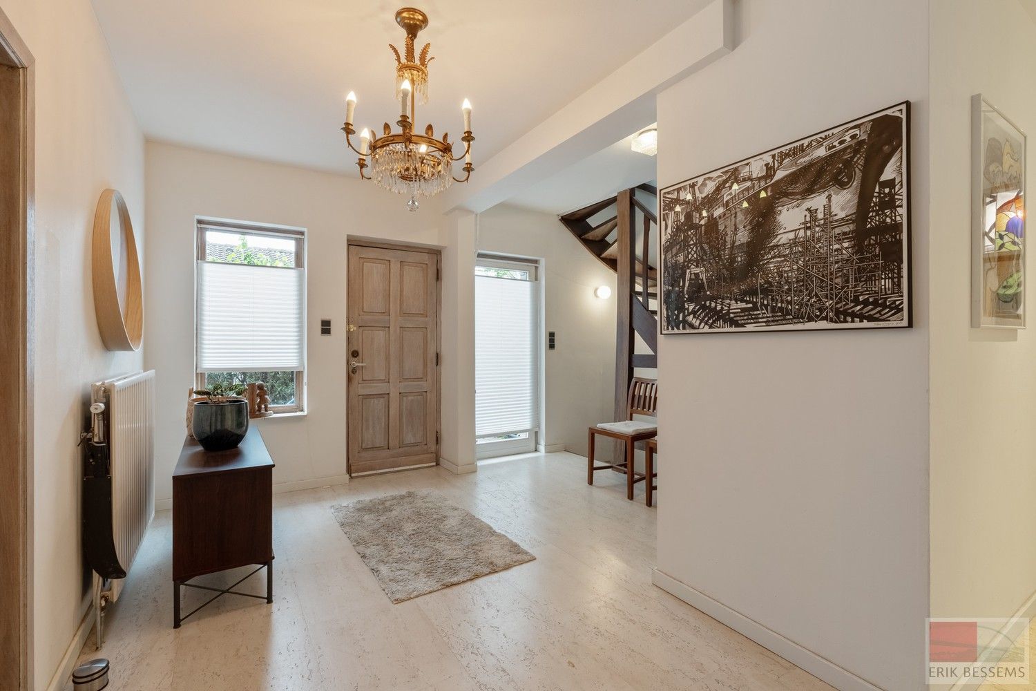 Karaktervolle woning uit 1980 bevindt zich op een perceel van maar liefst 1.399 m² en biedt een bewoonbare oppervlakte van 278 m² foto 3