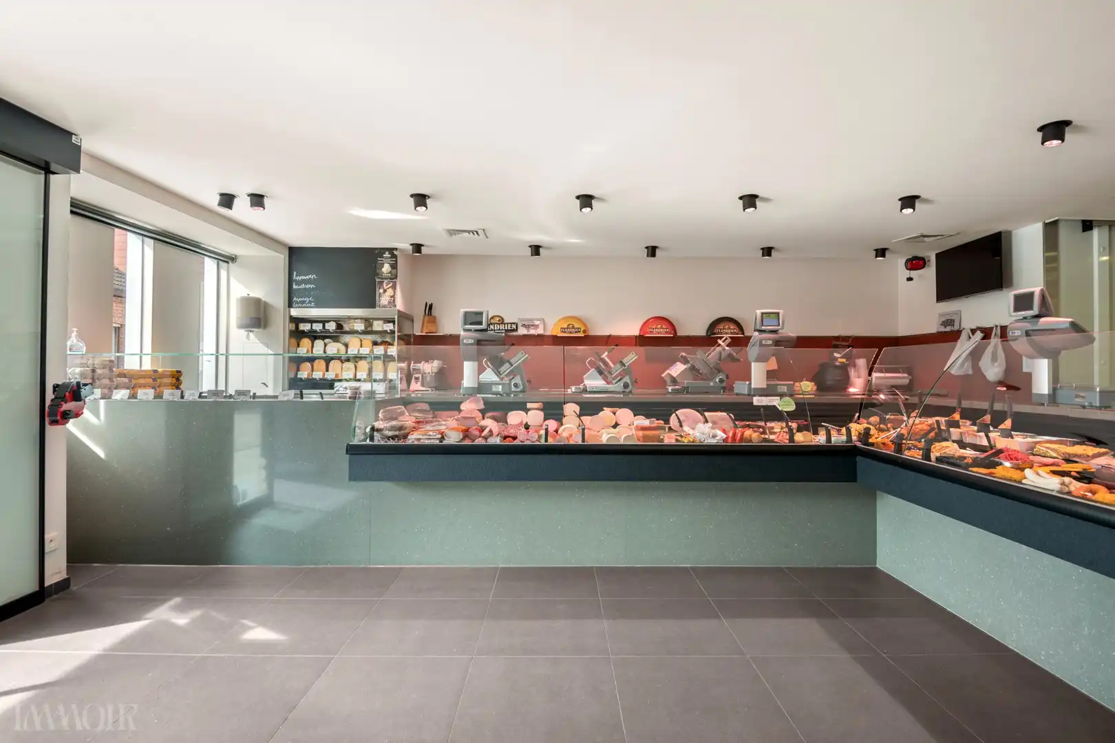 Veelzijdig commercieel pand met ruime woonst, terras en tuin. foto 3