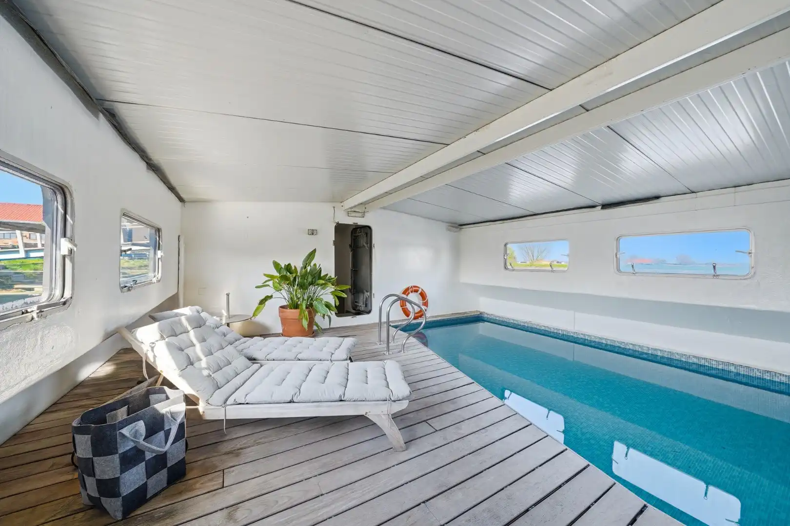 Unieke woonboot met B&B en vergunde ligplaats in Plassendale foto 10