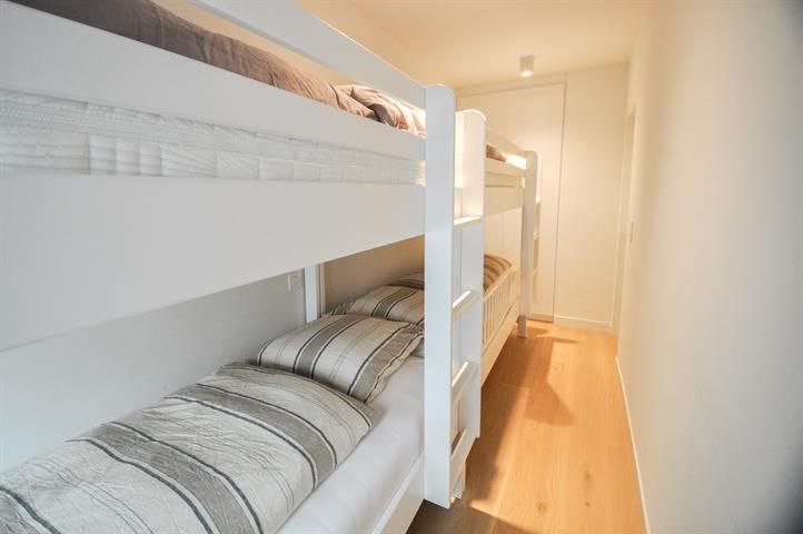 Volledig gerenoveerd, lichtrijk appartement op wandelafstand van zee en het commercieel centrum. foto 12