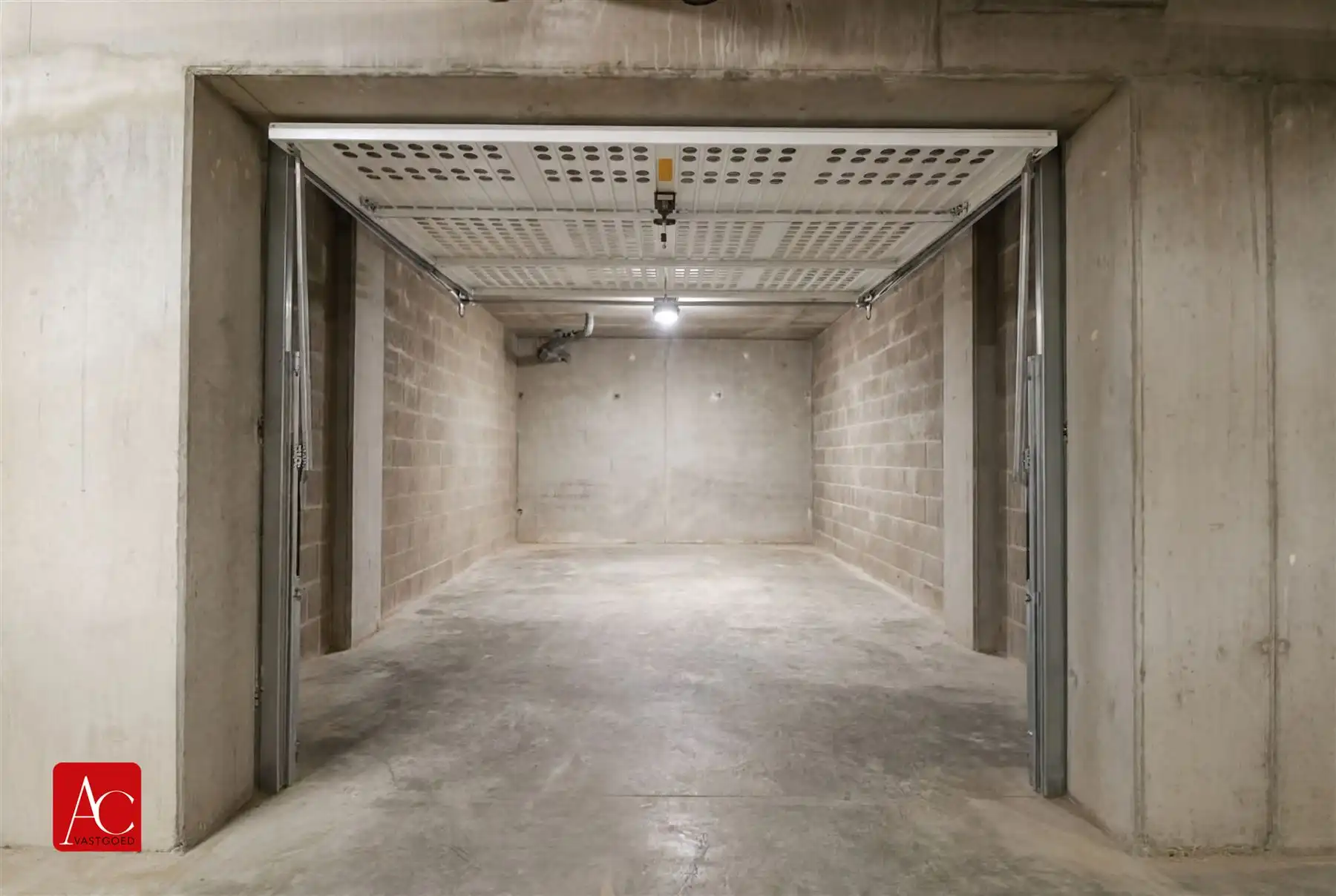 Serviceflat in recent complex met garage foto 9