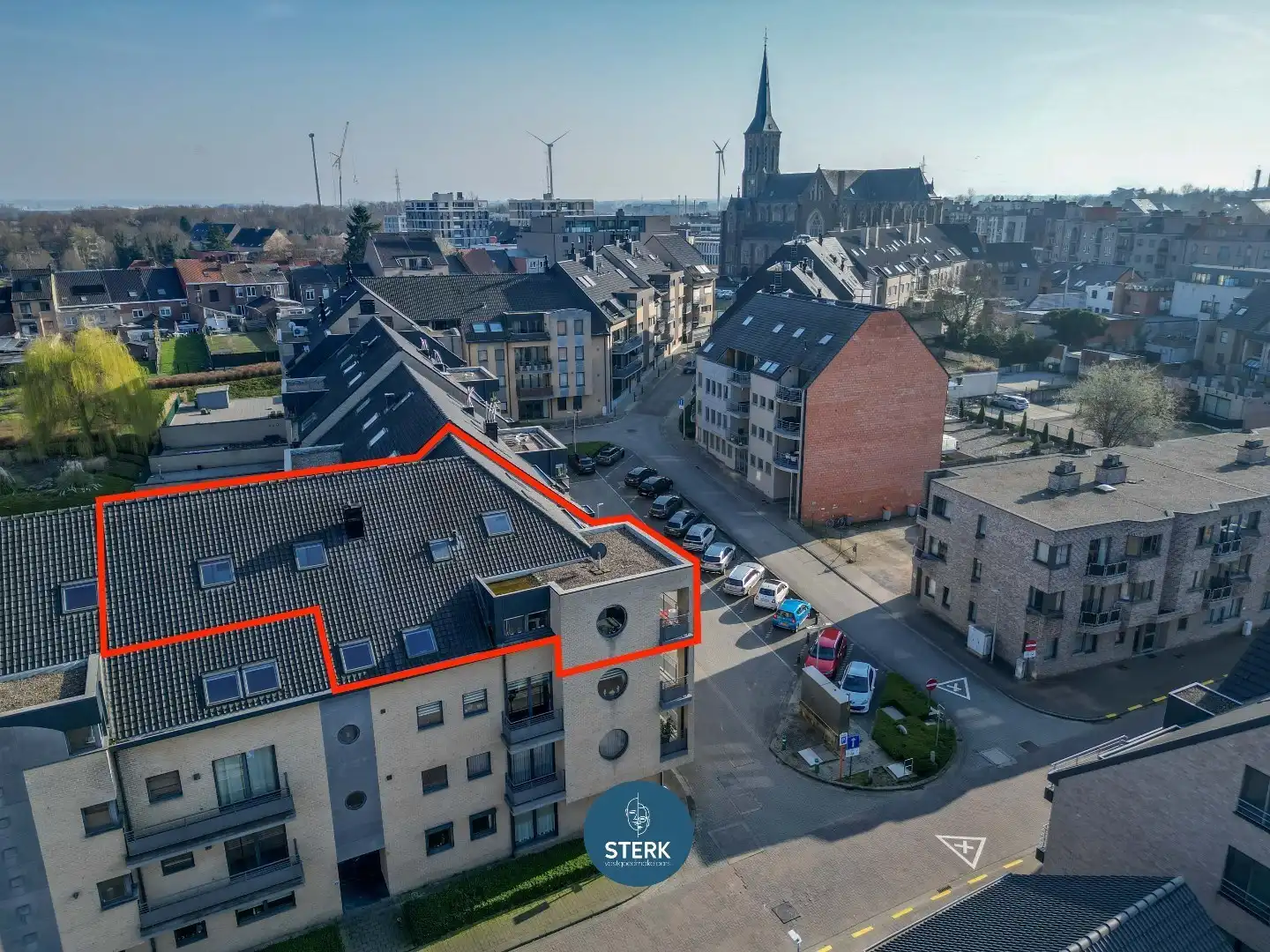 RIANTE DUPLEX MET 5 SLPKS, 2 BADKAMERS EN DUBBELE GARAGE IN CENTRUM LANAKEN ! foto {{pictureIndex}}
