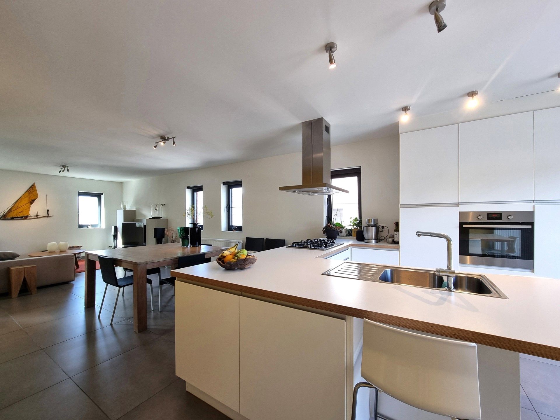 Handelsgelijkvloers met triplex-appartement in het hartje van Pamel foto 13