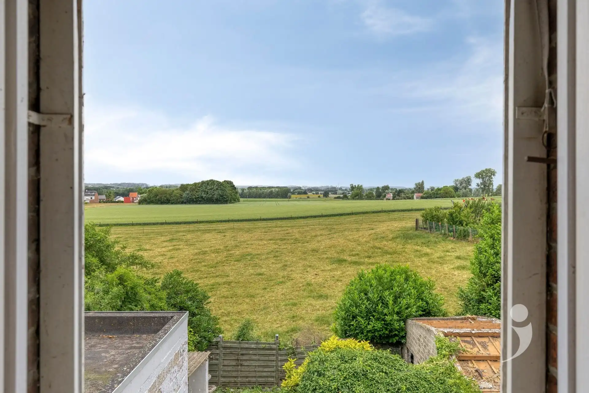 Ruime te renoveren woning met vergezicht foto 22