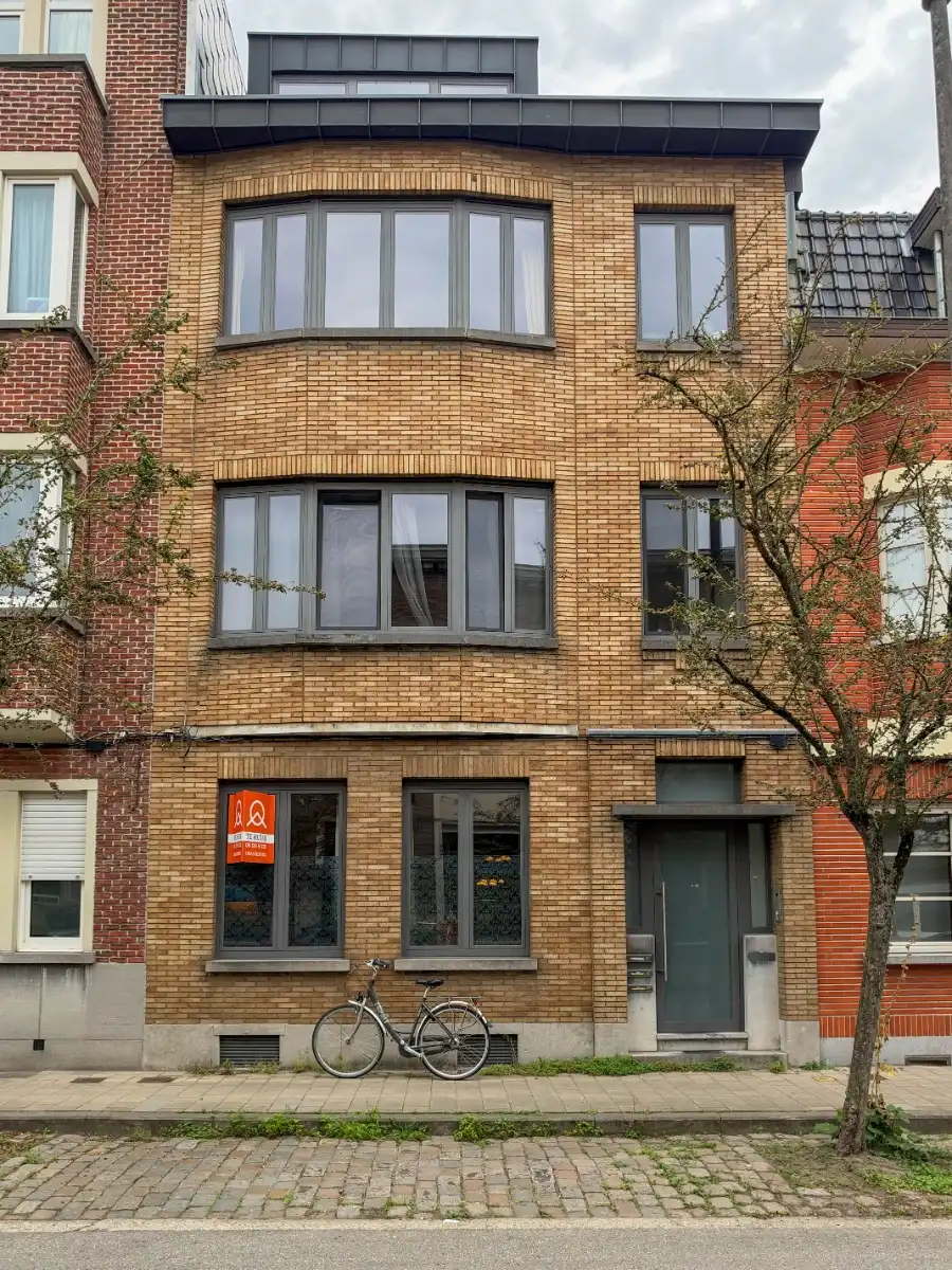2 slaapkamer appartement (gelijkvloers) met grote tuin en grote garage vlakbij Sint-Pietersstation foto 4